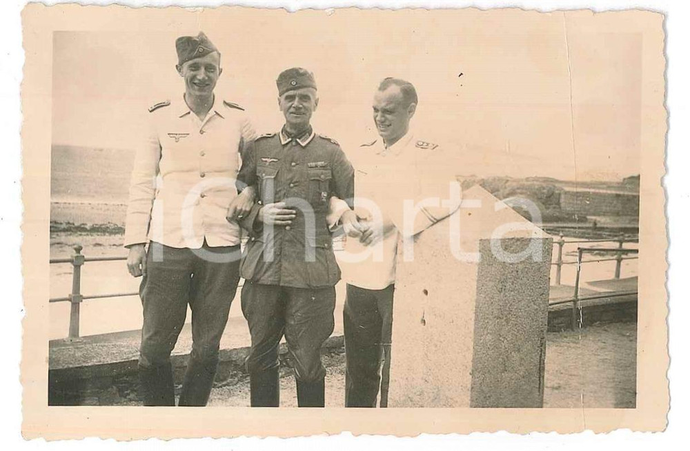 1936 JERSEY (UK) WEHRMACHT - 13 Komp. Inf. Rgt. 15 - Officers *Photo 9x6 (2) Fotografia originale d'epoca, che mostra un gruppo di ufficiali della Wehrmacht in gita/trasferta.    POOR/danneggiato piegatura evidente al lato destro Formato: 9x6 cm originale e autentica 1