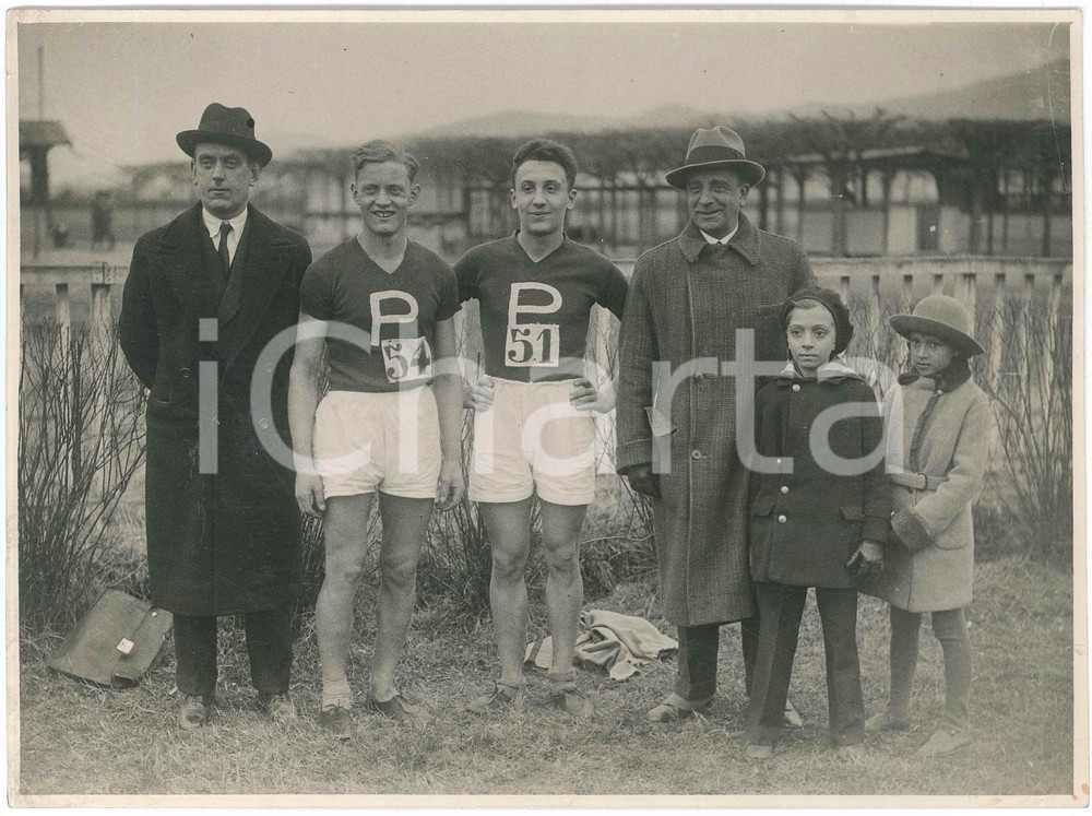 1940 ca TORINO - ATLETICA - Giovani atleti con i genitori - Foto GHERLONE 23x17  Fotografia originale d'epoca. FAIR/discreto minime piegature angolari e tracce di umidità Formato: 24x18 cm originale e autentica 1