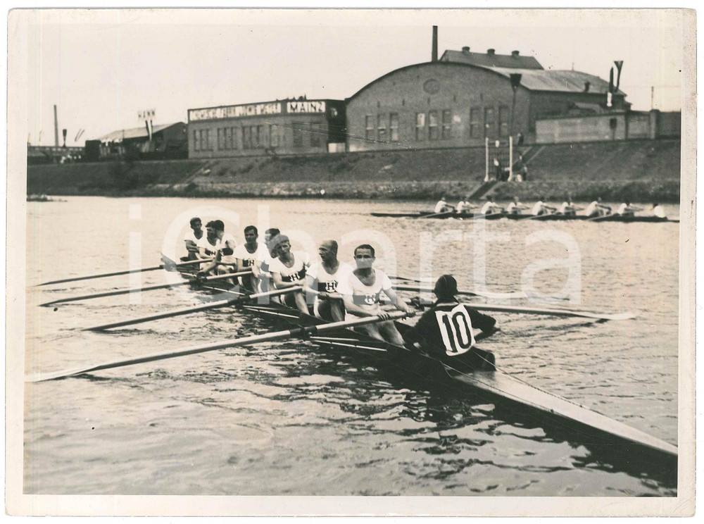 1934 MAINZ Deutsche Kampfspiele - Rudermeisterschaften - Photo 24x18 cm  Fotografia originale d'epoca, che mostra l'equipaggio Hellas-Berlin in gara.Didascalia dattiloscritta originale al verso. FAIR/discreto minime piegature marginali e tracce di umidità Formato: 24x18 cm originale e autentica 1