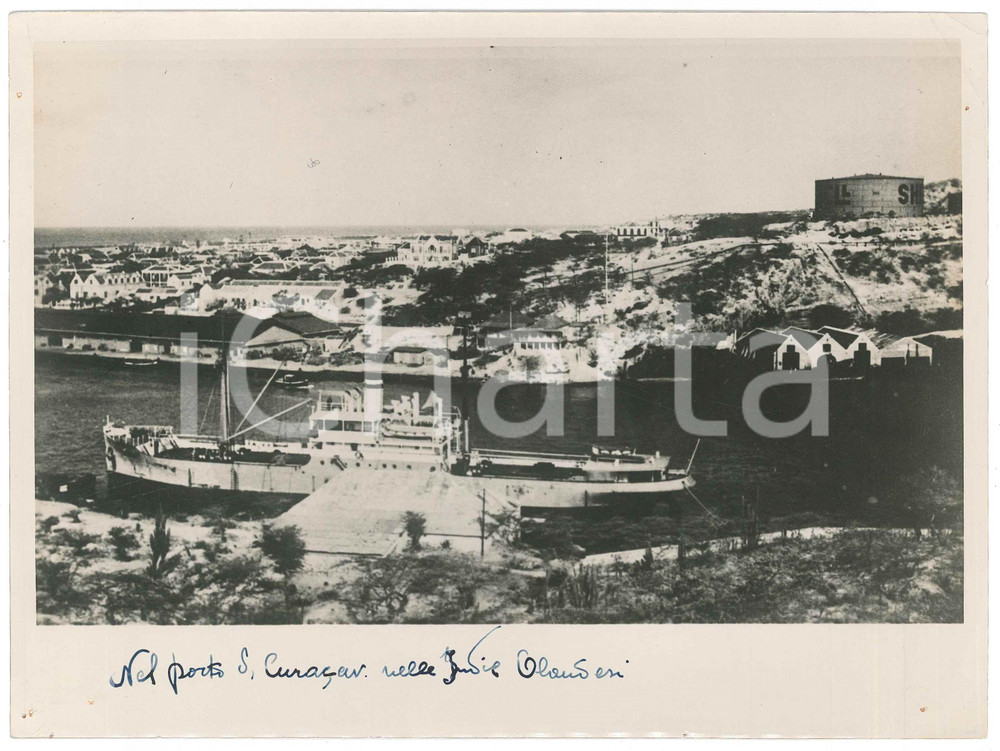 1950 ca ANTILLE OLANDESI - CURAÇAO - Veduta del porto - Foto 24x18 cm Fotografia originale d'epoca, con didascalia. FAIR/discreto piegature angolari e piccoli fori di affissione Formato: 24x18 cm originale e autentica 1