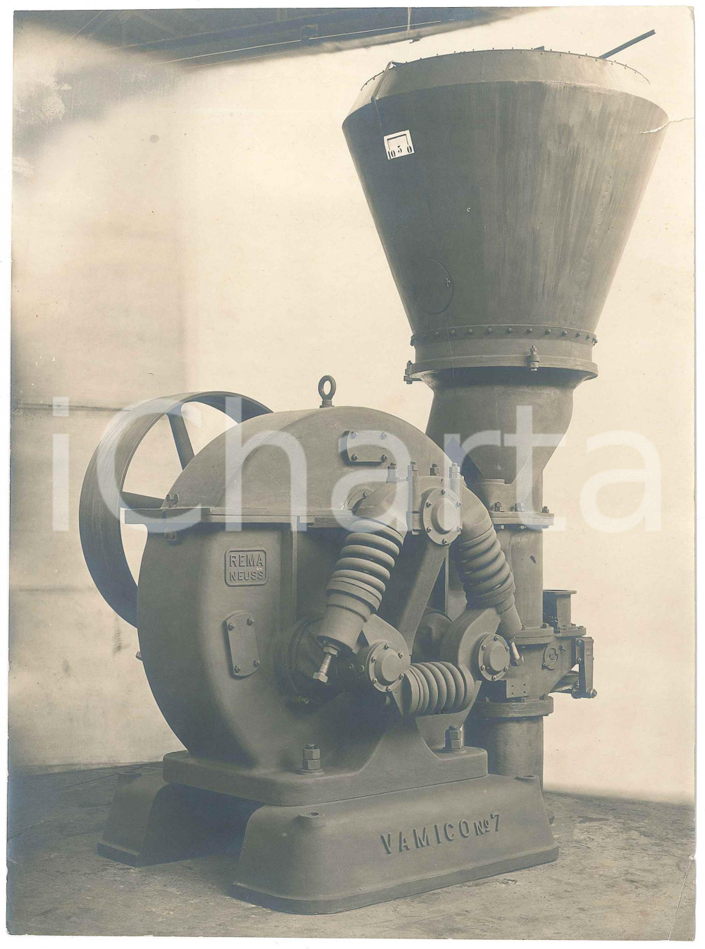 1930 ca MILANO Ditta Carlo EHINGER Macchina per macinazione REMA NEUSS Foto  Fotografia originale d'epoca, con timbro della ditta al verso. POOR/danneggiato piegature angolari e piccolo strappo al lato destro Formato: 16x22 cm originale e autentica 1