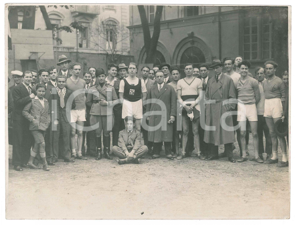 1940 ca TORINO - SPORT - Giovani atleti con dirigenti e gerarca - Foto 24x18 cm  Fotografia originale d'epoca. GOOD/buono  Formato: 24x18 cm originale e autentica 1