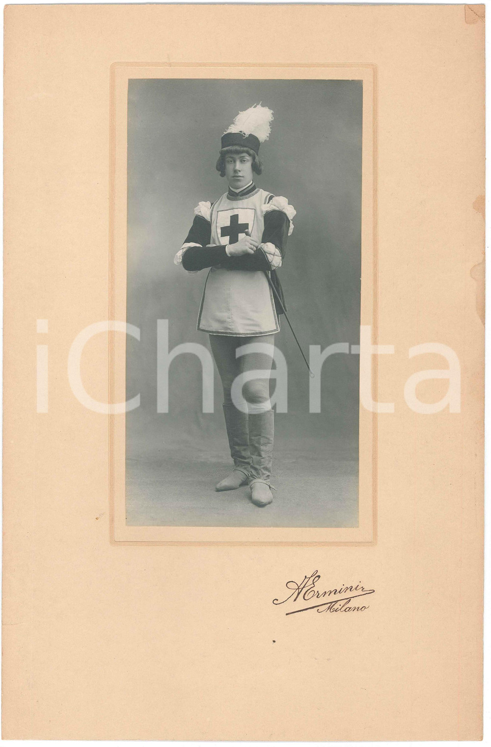 1920 ca MILANO Giovane in costume storico da paggio *Foto A. ERMINI 20x31 cm Fotografia d'epoca, su cartoncino morbido. FAIR/discreto piegatura angolare al cartoncino Formato: 20x31 cm originale e autentica 1