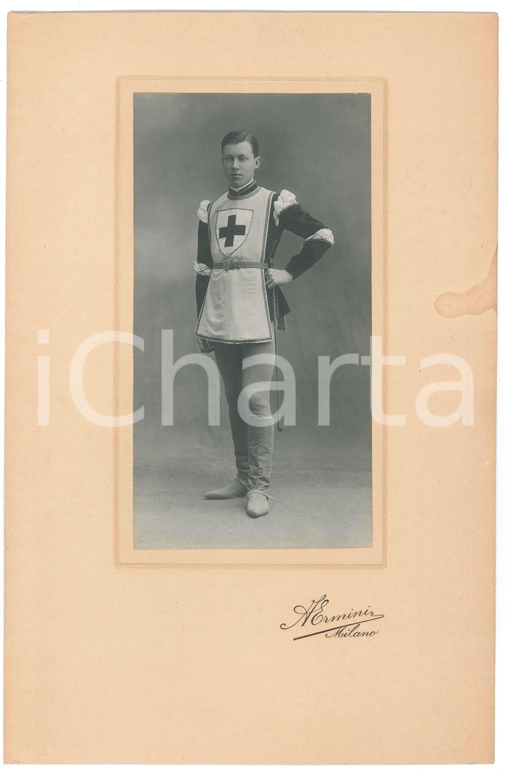 1920 ca MILANO Giovane in costume storico da paggio *Foto A. ERMINI 20x31 (2) Fotografia d'epoca, su cartoncino morbido. FAIR/discreto minima piegatura angolare al cartoncino; macchia di umidità al lato destro Formato: 20x31 cm originale e autentica 1