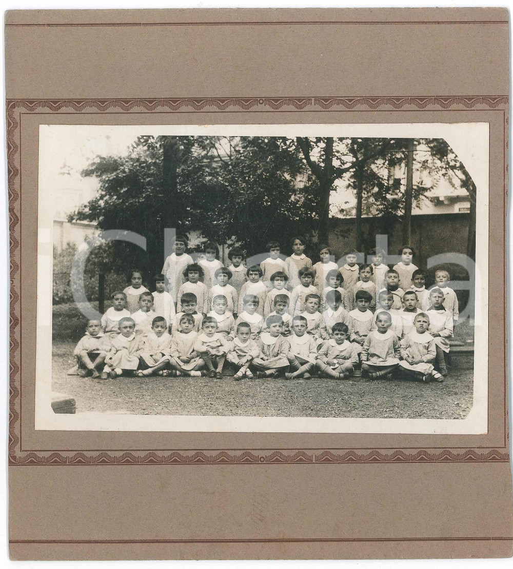 1955 LOMBARDIA Asilo sociale - Ritratto di gruppo - Foto 19x21 cm Fotografia d'epoca, montata su cartoncino rigido. FAIR/discreto margini rifilati Formato: 19x21 cm originale e autentica 1