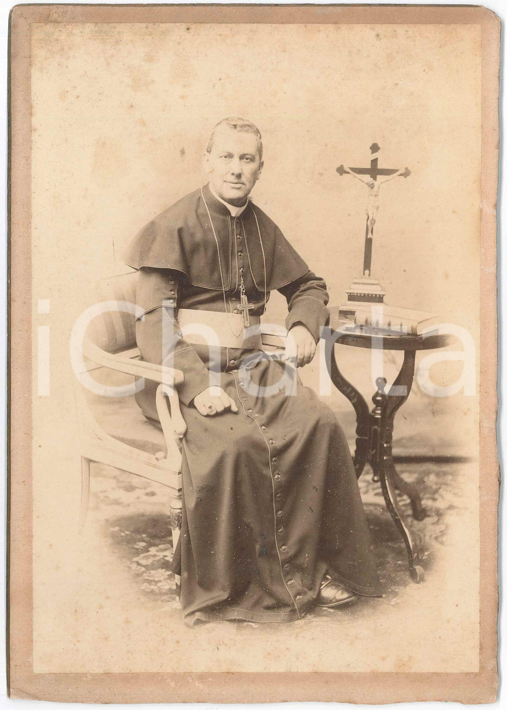 1890 ca LOMBARDIA Ritratto di vescovo con il crocifisso - Foto RARA 17x24 cm Fotografia d'epoca, montata su cartoncino rigido. GOOD/buono lievi piegature al cartoncino Formato: 17x24 cm originale e autentica 1