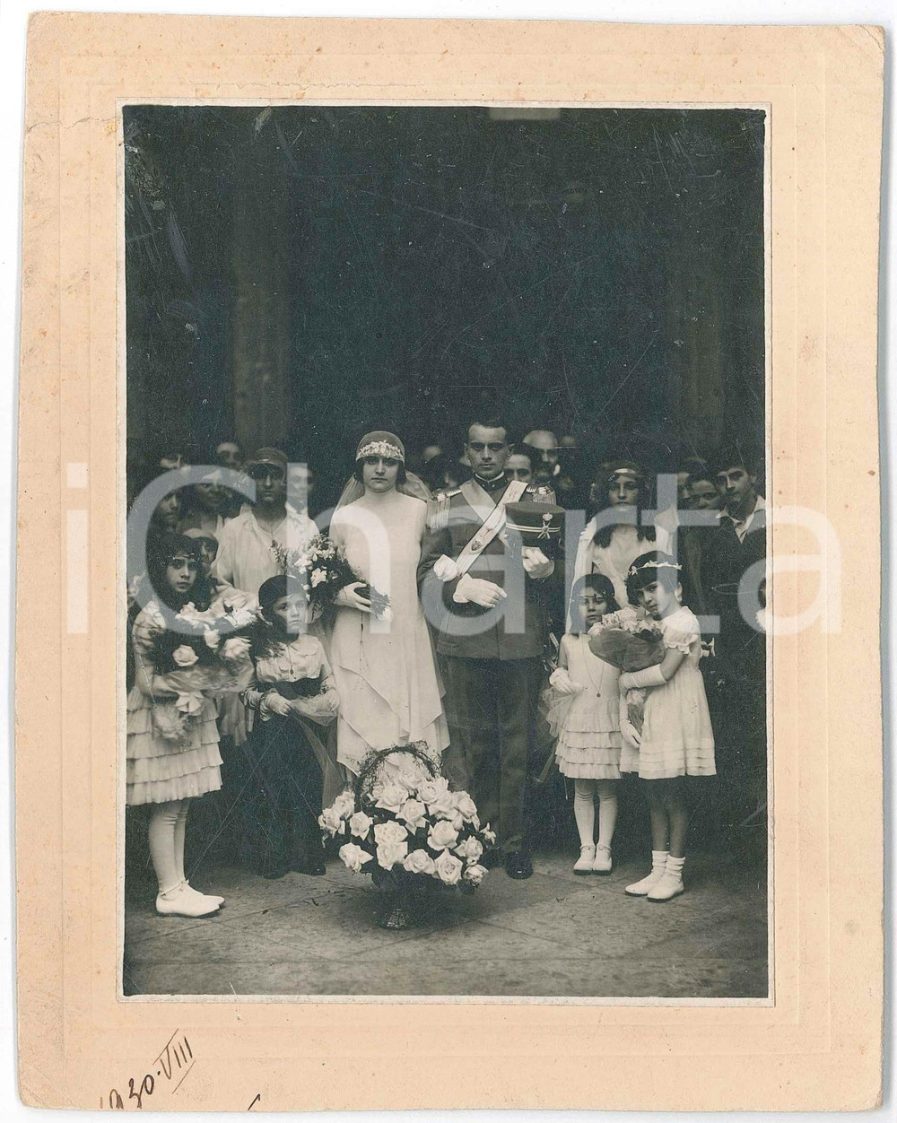 1930 MILANO (?) Coppia di sposi nel giorno del matrimonio - Foto 15x19 cm Fotografia d'epoca, montata su cartoncino rigido. POOR/danneggiato margini rifilati Formato: 19x21 cm originale e autentica 1