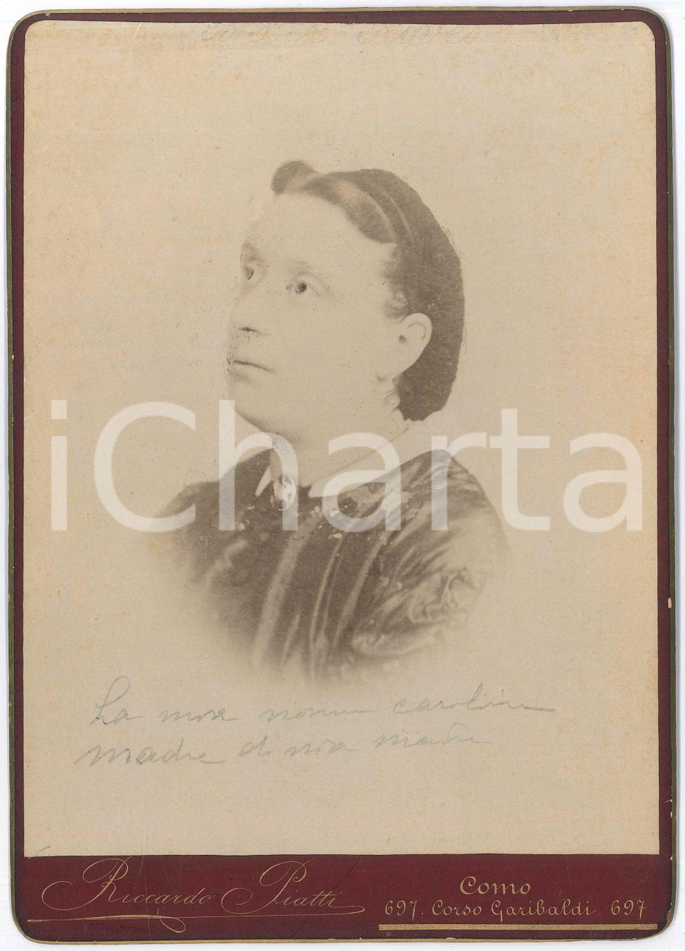 1890 ca COMO Ritratto di donna di profilo - Foto Riccardo PIATTI 17x24 cm Fotografia d'epoca, montata su cartoncino rigido.Didascalia al lato inferiore che identifica la donna come "Carolina".FOTOGRAFO: Riccardo Piatti - Como, corso Garibaldi 697 GOOD/buono  Formato: 17x24 cm originale e autentica 1
