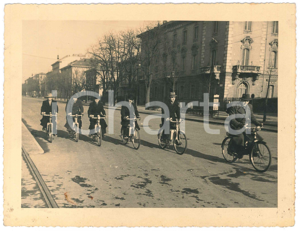 1955 ca TORINO (?) Gruppo di uomini in bicicletta - Foto COSTUME 22x20 cm  Fotografia originale d'epoca. FAIR/discreto macchie marginali Formato: 22x20 cm originale e autentica 1