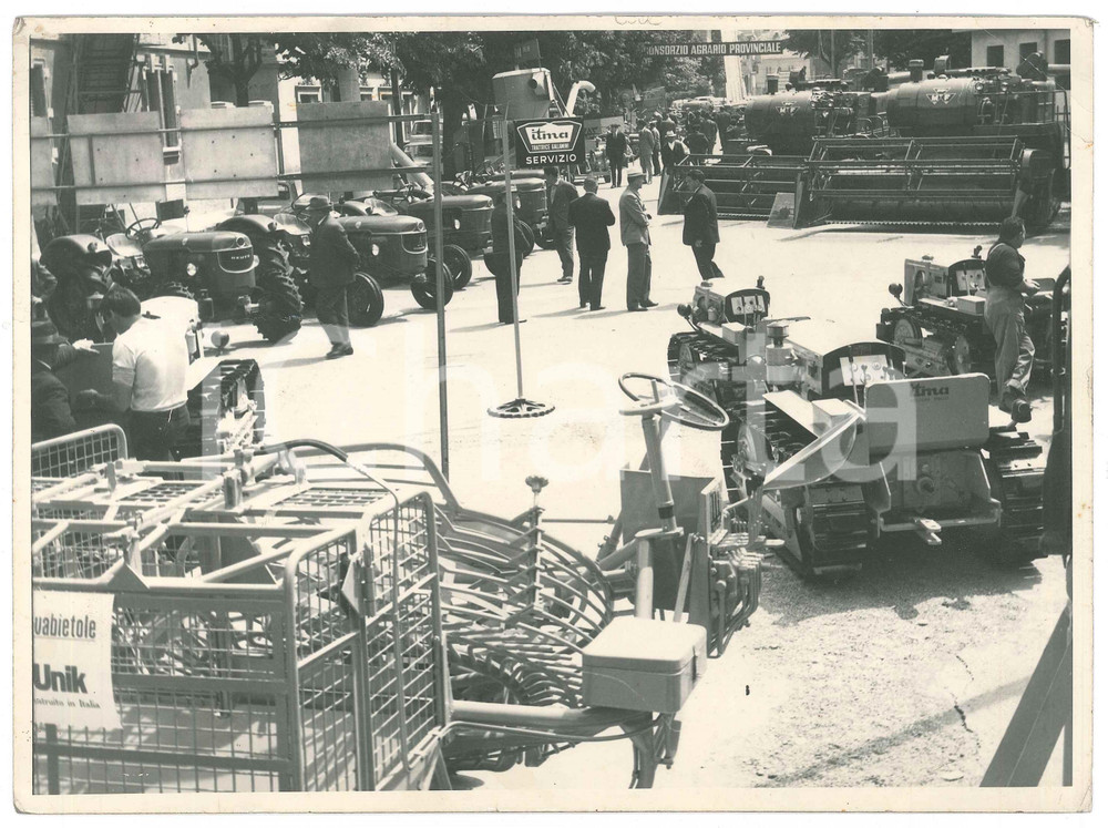 1965 TORTONA (AL) Consorzio Agrario Provinciale - Esposizione macchine agricole  Fotografia originale d'epoca.FOTOGRAFO: Ginocchio &amp; Maggi - Tortona  FAIR/discreto piegature angolari Formato: 24x18 cm originale e autentica 1