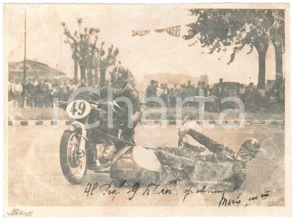 1950 ca TORINO - MOTOCICLISMO SIDECAR Augusto MERLO su GILERA - Foto AUTOGRAFO  Fotografia originale d'epoca, con messaggio autografo del pilota. VERY POOR/gravemente danneggiato piegature, graffi e danni da umidità diffusi Formato: 24x18 cm originale e autentica 1