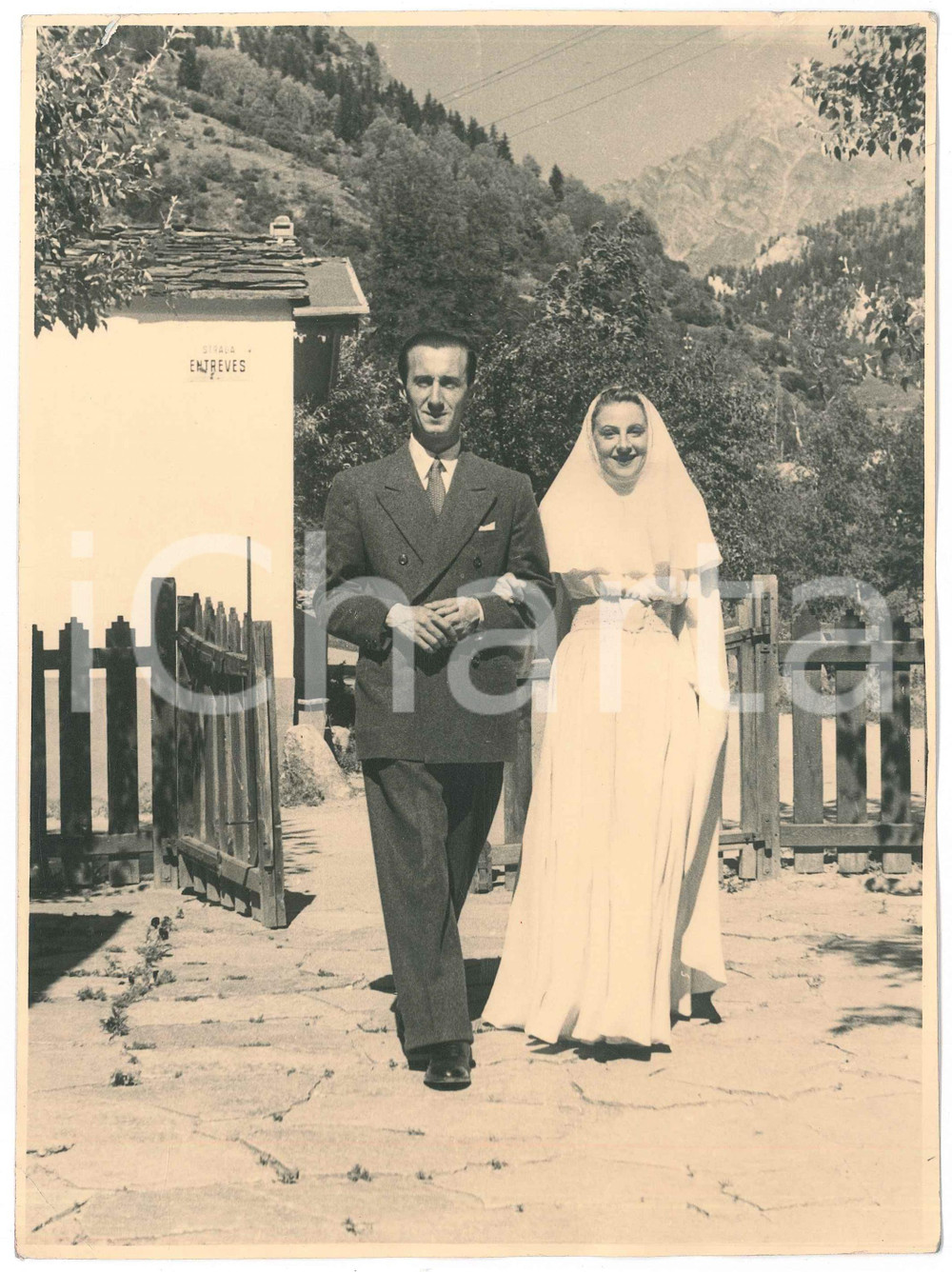 1950 ca COURMAYEUR Coppa di sposi - Strada ENTREVES - Foto 17x23 cm  Fotografia originale d'epoca. POOR/danneggiato piegature angolari con piccolo strappo Formato: 17x23 cm originale e autentica 1