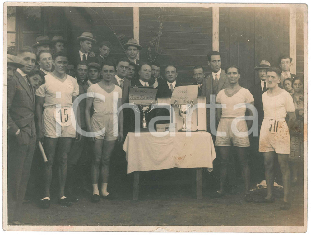 1930 ca TORINO - ATLETICA - Staffetta - Premiazione Coppa BOSSI MONTALCINI *Foto  Fotografia originale d'epoca. POOR/danneggiato macchie e piegature al lato destro Formato: 24x18 cm originale e autentica 1