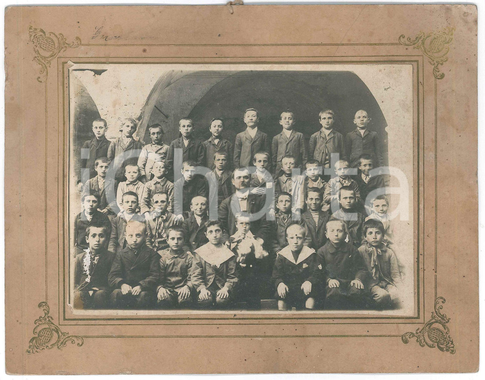 1910 ca GAMALERO (AL) Classe elementare maschile con maestro - Foto BARDESE  Fotografia originale d'epoca, montata su cartoncino rigido.FOTOGRAFO: Bardese Antonio - Gamalero FAIR/discreto fioriture e lievi danni da umidità Formato: 24x19 cm originale e autentica 1