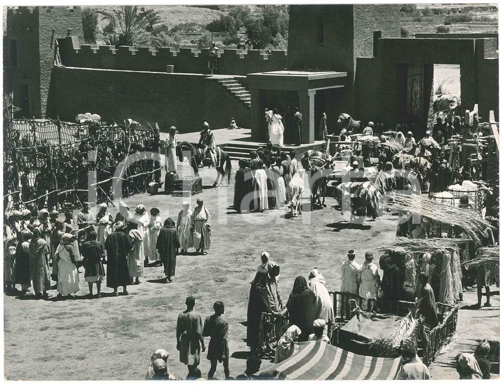 1961 ROMA CINECITTA' Il set di un film storico - Foto ANIMATA 24x18 cm  Fotografia originale d'epoca. FAIR/discreto piegature angolari Formato: 24x18 cm originale e autentica 1