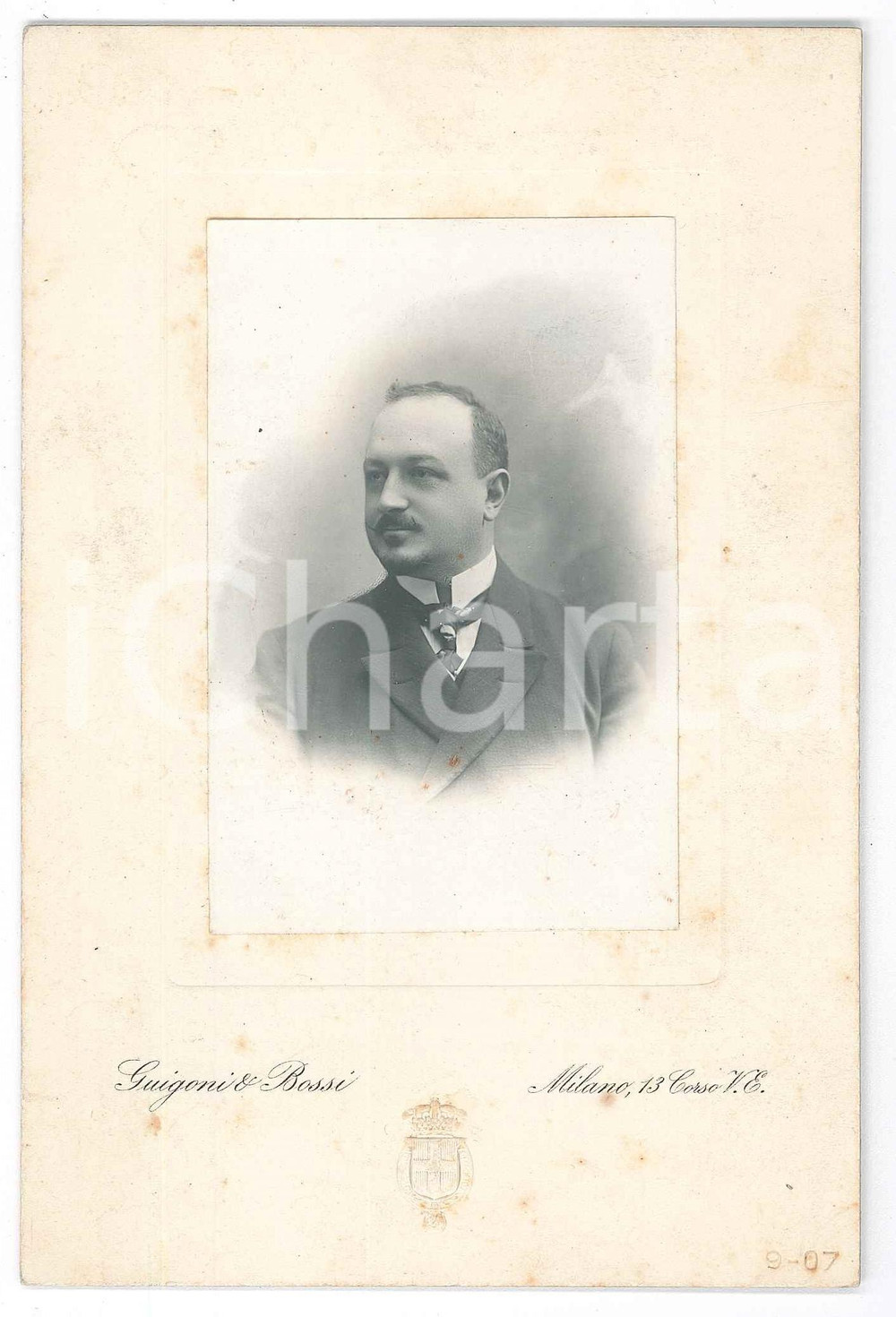 1907 MILANO Ritratto di giovane uomo *Foto GUIGONI & BOSSI 11x17 cm Fotografia d'epoca, su cartoncino rigido. FOTOGRAFO: Guigoni &amp; Bossi - Milano GOOD/buono ma lievi fioriture Formato: 11x17 cm originale e autentica 1