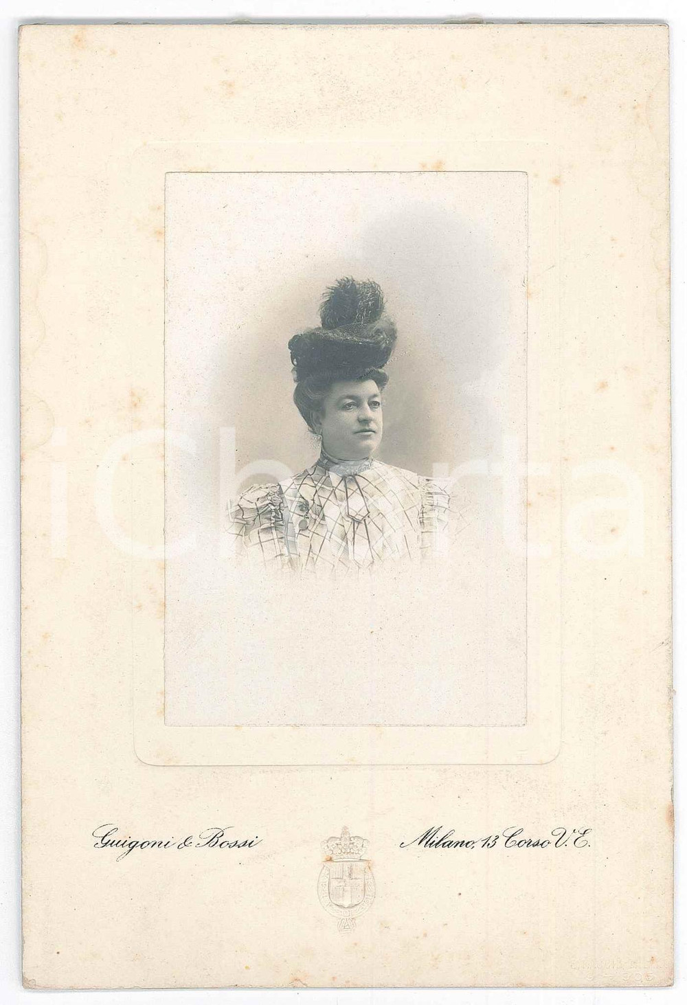 1905 MILANO Ritratto di donna con abito a quadretti *Foto GUIGONI & BOSSI 11x17 Fotografia d'epoca, su cartoncino rigido. FOTOGRAFO: Guigoni &amp; Bossi - Milano GOOD/buono  Formato: 11x17 cm originale e autentica 1