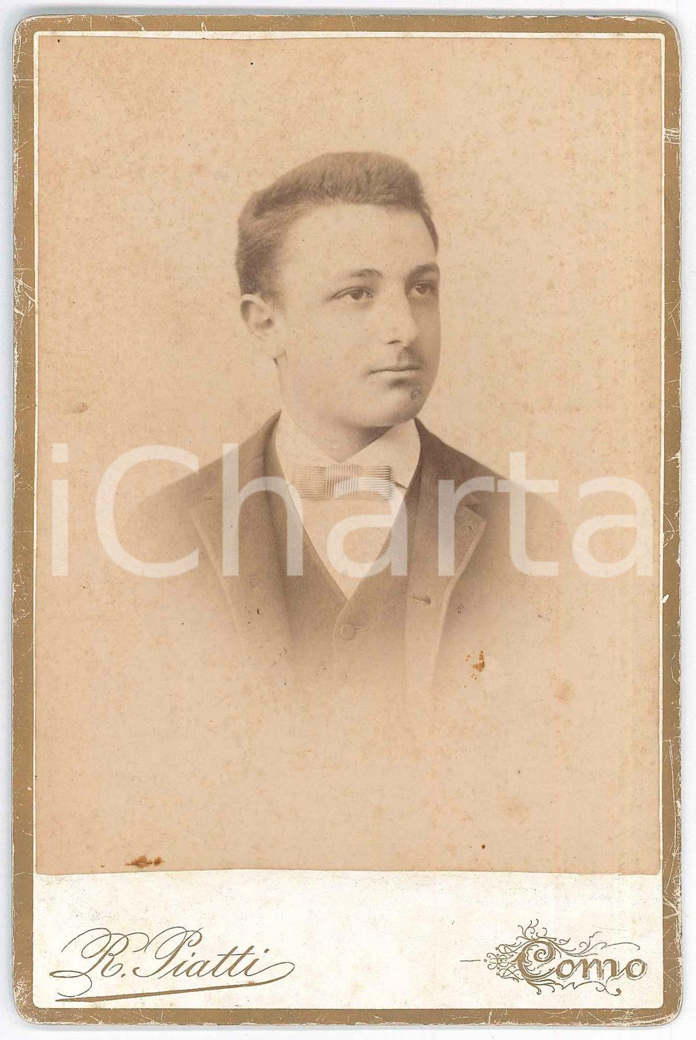 1880 ca COMO Ritratto maschile con cravattino a righe - Foto Riccardo PIATTI Fotografia d'epoca, montata su cartoncino rigido.FOTOGRAFO: Riccardo Piatti - Como, via Garibaldi 10 GOOD/buono minime tracce di ruggine Formato: 11x16 cm originale e autentica 1