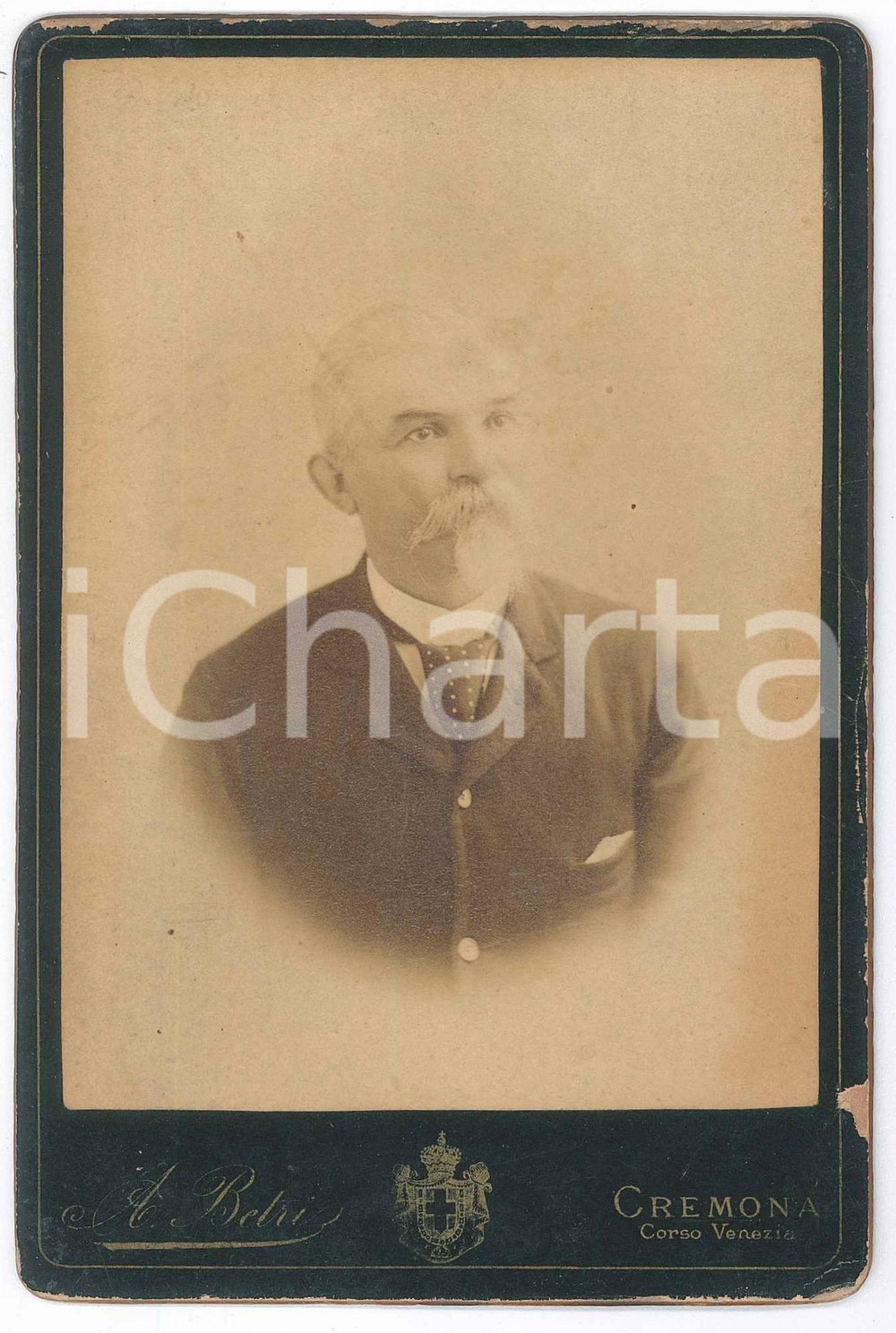 1890 ca CREMONA Ritratto maschile con cravatta a pois - Foto Aurelio BETRI 11x16 Fotografia d'epoca, montata su cartoncino. FAIR/discreto rosure marginali Formato: 11x16 cm originale e autentica 1