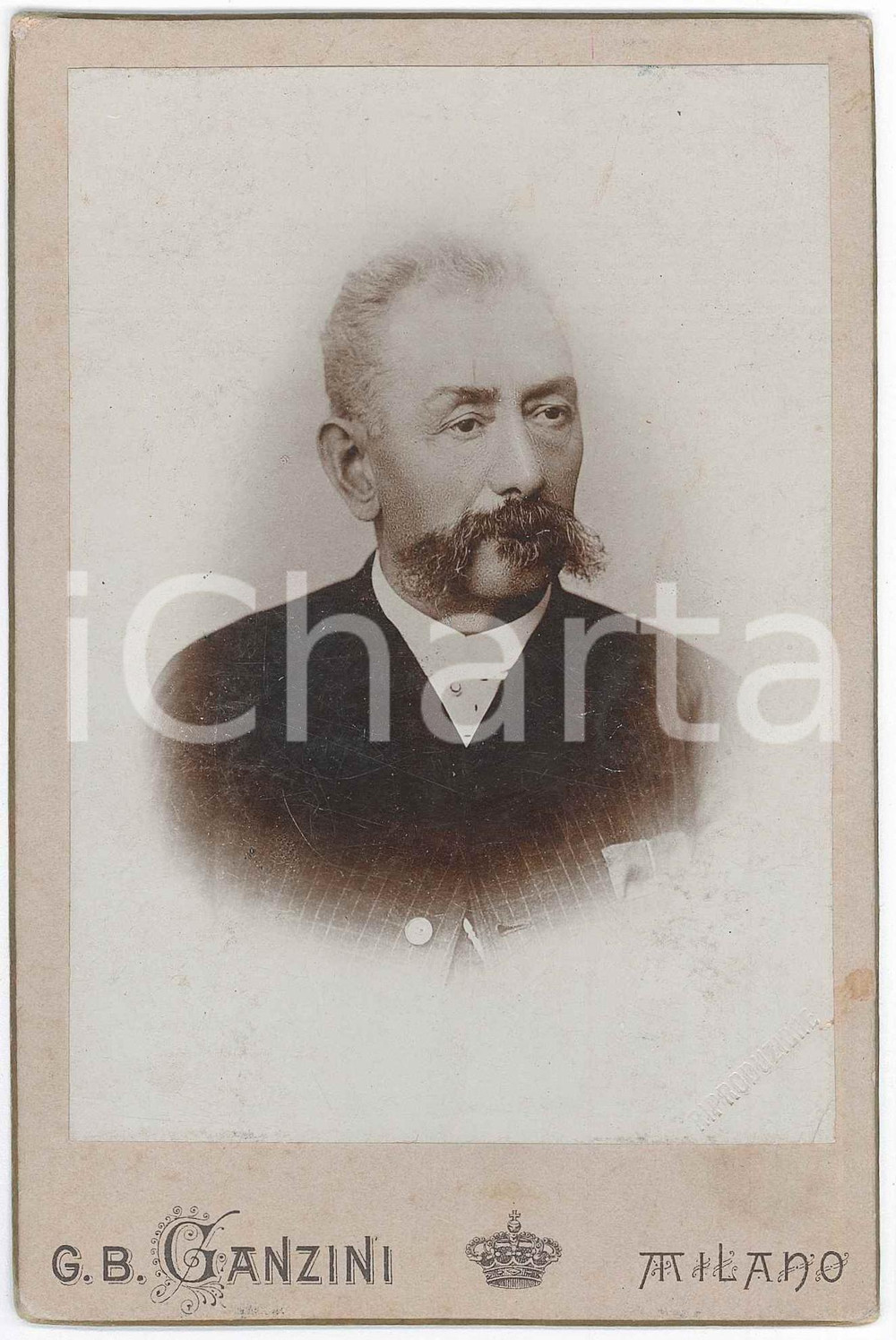 1900 ca MILANO Ritratto maschile in abito a quadretti - Foto G. B. GANZINI 11x16  Fotografia d'epoca, montata su cartoncino rigido.FOTOGRAFO: G. B. Ganzini - Milano, Via Dante 12 GOOD/buono  Formato: 11x16 cm originale e autentica 1