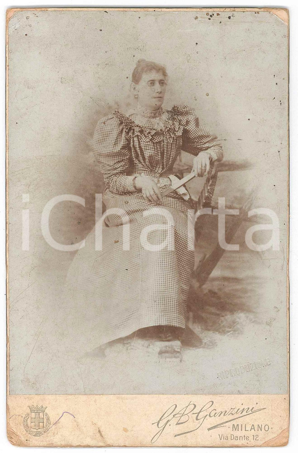 1900 ca MILANO Ritratto di donna in abito a quadretti - Foto G. B. GANZINI 11x16  Fotografia d'epoca, montata su cartoncino rigido.FOTOGRAFO: G. B. Ganzini - Milano, Via Dante 12 POOR/danneggiato puntinature e smussature angolari Formato: 11x16 cm originale e autentica 1