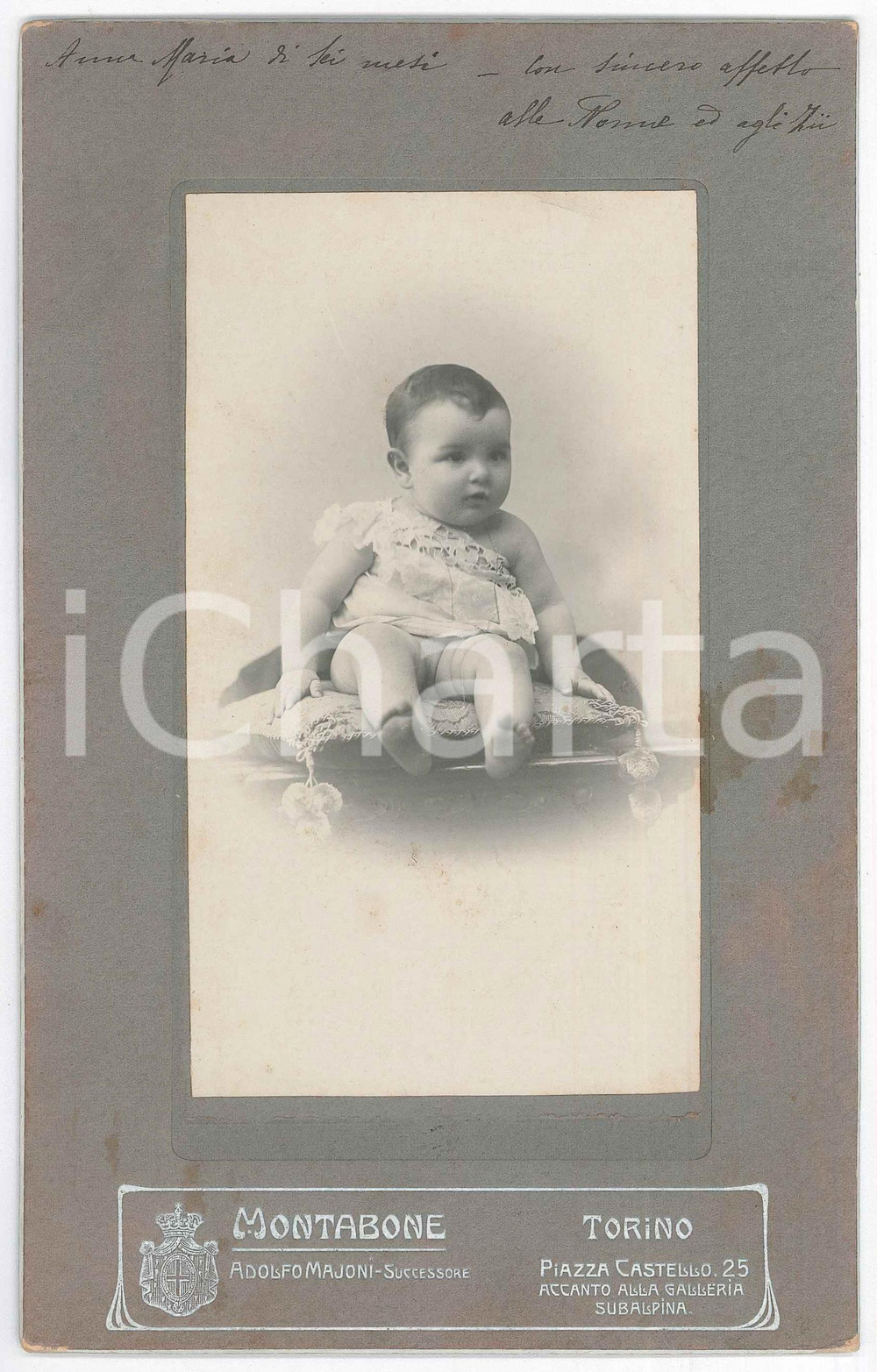 Novembre 1906 TORINO Bambina su cuscino - Ritratto ^Foto MONTABONE 14x22 cm Fotografia d'epoca, su cartoncino rigido, che ritrae la piccola Anna Maria a 6 mesi. FOTOGRAFO: Montabone di Adolfo Majoni - Torino, piazza Castello 25 FAIR/discreto macchie Formato: 14x22 cm originale e autentica 1