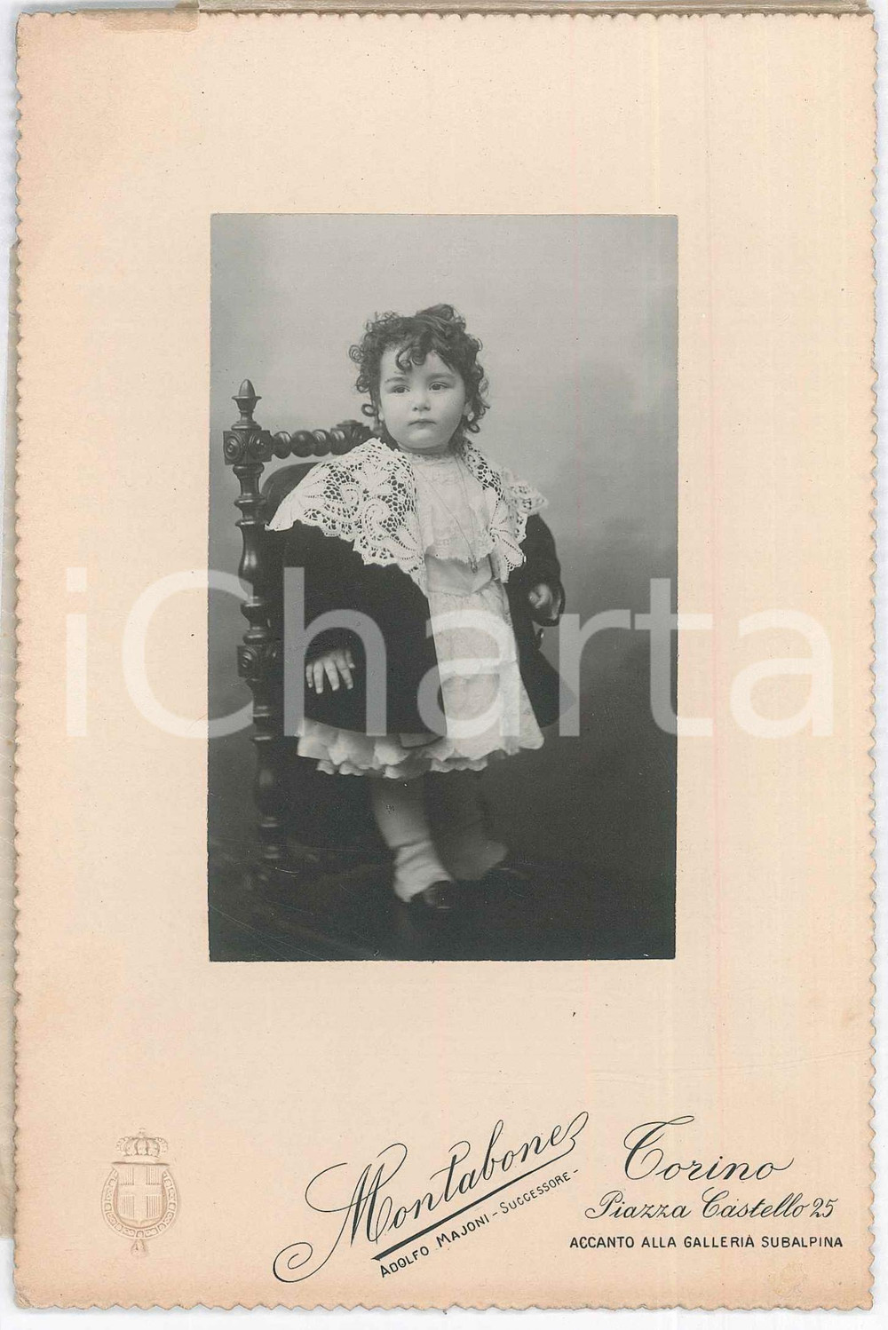 Dicembre 1907 TORINO Bambina con abito ricamato *Foto MONTABONE 12x18 cm Fotografia d'epoca, su cartoncino rigido, che ritrae la piccola Anna Maria a 18 mesi.Velina protettiva con marchio dello studio. FOTOGRAFO: Montabone di Adolfo Majoni - Torino, piazza Castello 25 GOOD/buono  Formato: 12x18 cm originale e autentica 1