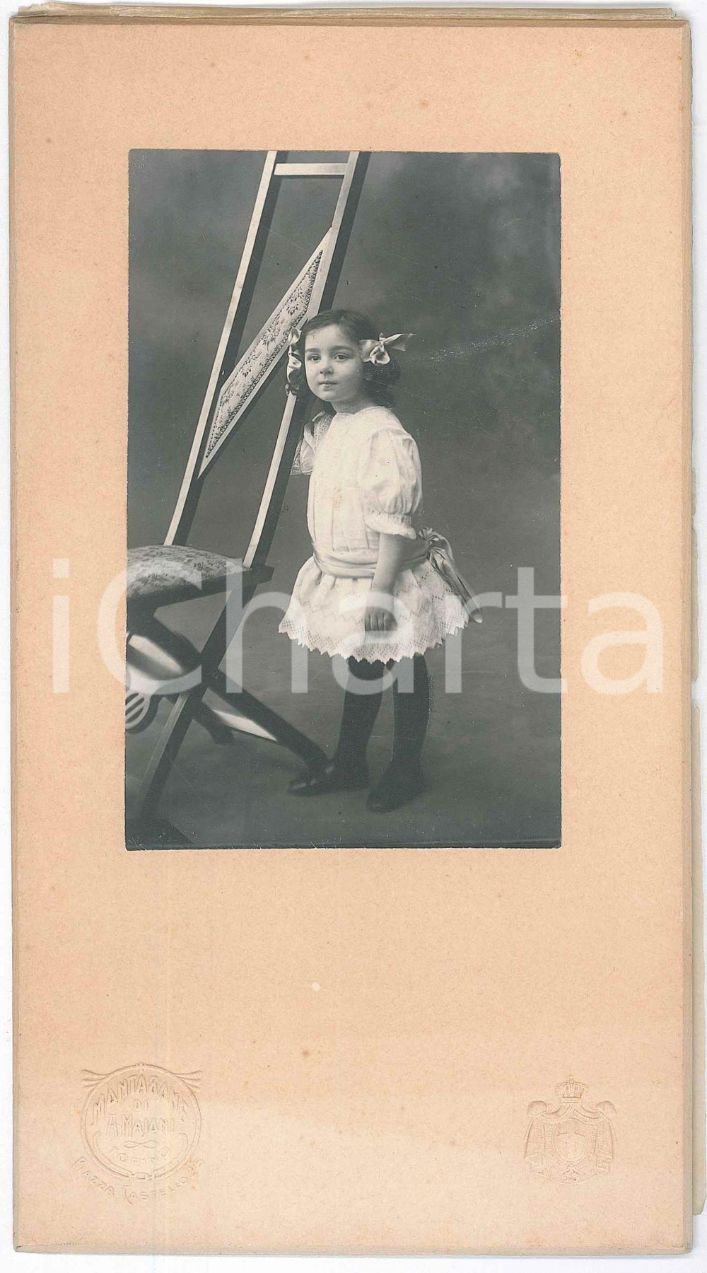 1900 ca TORINO Bambina presso grande sedia - Ritratto - Foto MONTABONE 11x20 cm Fotografia d'epoca, su cartoncino.Velina protettiva con marchio dello studio. FOTOGRAFO: Montabone di Adolfo Majoni - Torino GOOD/buono  Formato: 11x20 cm originale e autentica 1