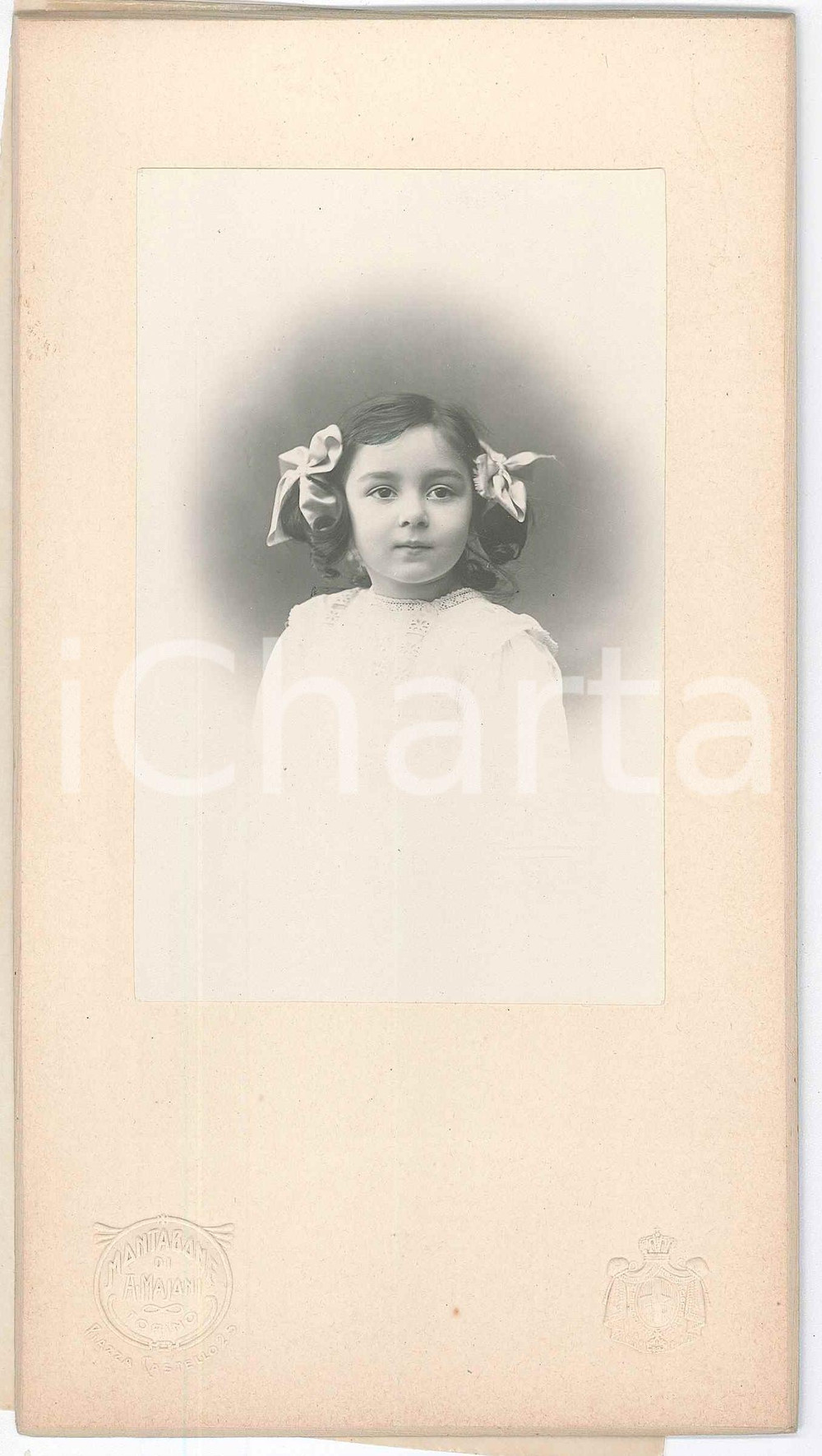 1900 ca TORINO Bambina con nastri tra i capelli - Foto MONTABONE 11x20 cm Fotografia d'epoca, su cartoncino.Velina protettiva con marchio dello studio. FOTOGRAFO: Montabone di Adolfo Majoni - Torino GOOD/buono  Formato: 11x20 cm originale e autentica 1