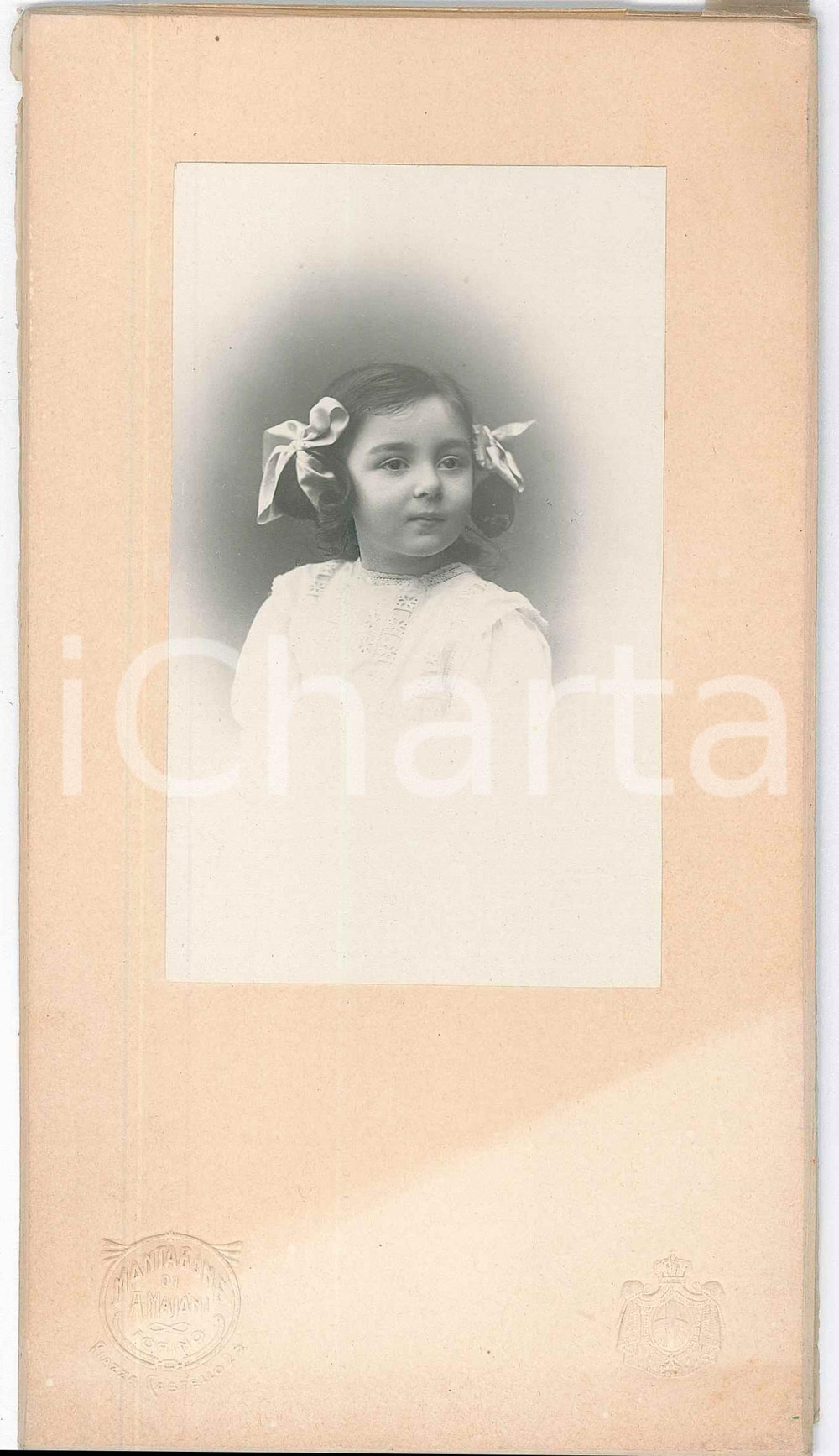 1900 ca TORINO Bambina con nastri tra i capelli - Ritratto *Foto MONTABONE 11x20 Fotografia d'epoca, su cartoncino.Velina protettiva con marchio dello studio. FOTOGRAFO: Montabone di Adolfo Majoni - Torino GOOD/buono  Formato: 11x20 cm originale e autentica 1