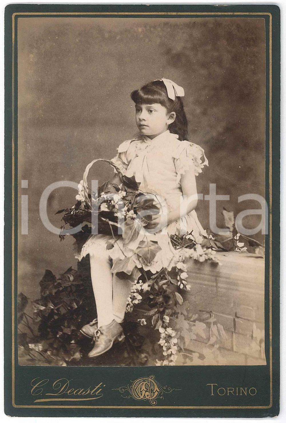 1890 ca TORINO Ritratto di bambina con cesta di fiori - Foto C. DEASTI 11x16  Fotografia d'epoca, su cartoncino rigido.   GOOD/buono  Formato: 11x16 cm originale e autentica 1