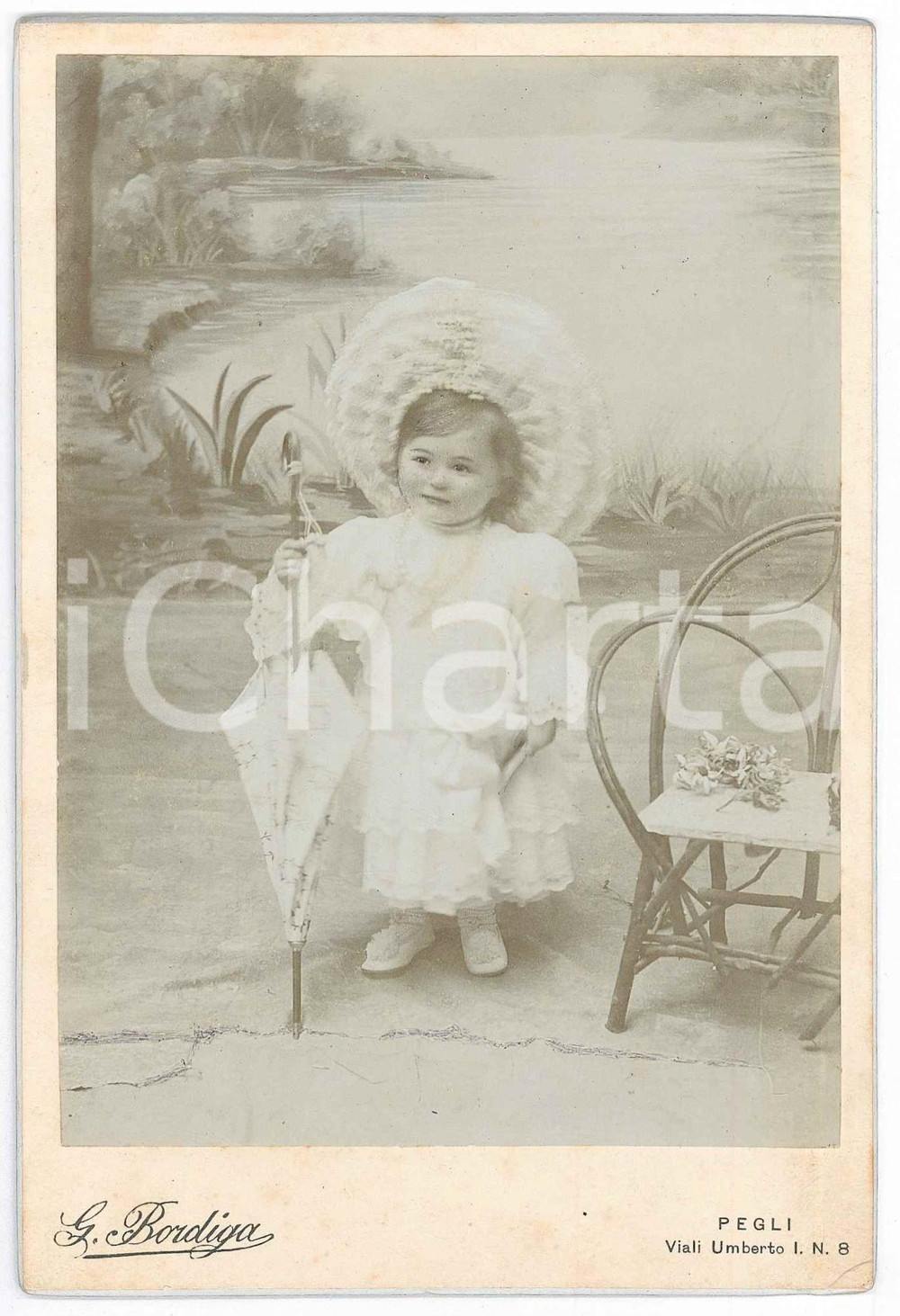 1907 GENOVA PEGLI Bambina in abito bianco e ombrellino - Foto G. BORDIGA 11x16  Fotografia d'epoca, su cartoncino rigido, con dedica al verso.FOTOGRAFIA: G. Bordiga - Viale Umberto I 8   GOOD/buono  Formato: 11x16 cm originale e autentica 1