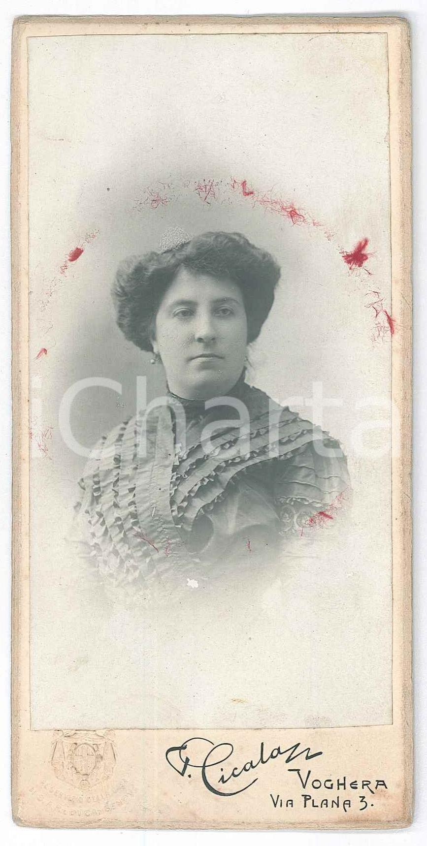 1890 ca VOGHERA Ritratto di donna con abito lavorato *Foto CICALA 7x14 cm  Fotografia d'epoca, montata su cartoncino rigido.FOTOGRAFO: Fotografia Artistica di Davide Cicala - Voghera POOR/danneggiato macchie al lato superiore Formato: 7x14 cm originale e autentica 1