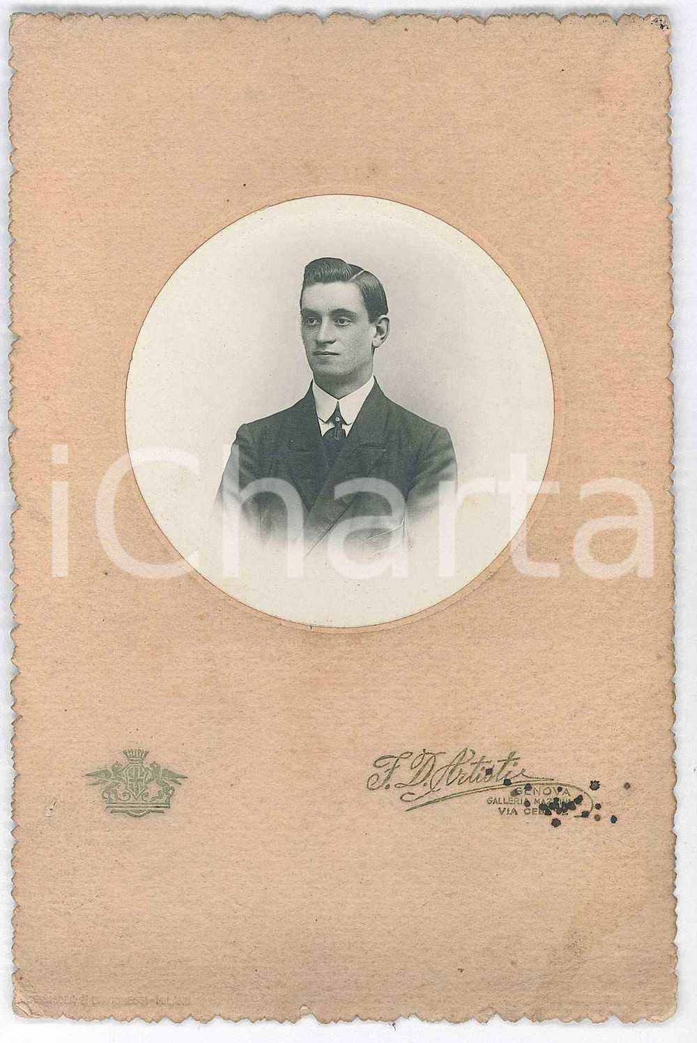 1910 ca GENOVA Ritratto di giovane uomo - Foto F. D. ARTISTI 10x15 cm  Fotografia d'epoca, su cartoncino morbido.FOTOGRAFIA: F. D. Artisti - Genova   FAIR/discreto piegatura al cartoncino Formato: 10x15 cm originale e autentica 1