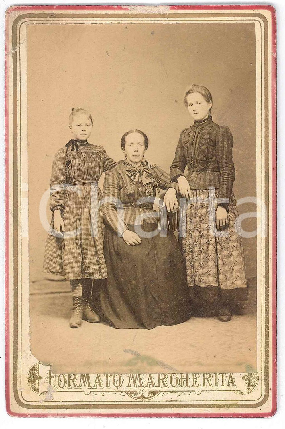 1870 ca LOMBARDIA Madre con le due figlie - Ritratto *Foto 8x12 cm Fotografia d'epoca montata su cartoncino rigido.FOTOGRAFO: Vittorio Cicala - Voghera, Via Plana 3  FAIR/discreto piccole abrasioni Formato: 8x12 cm originale e autentica 1