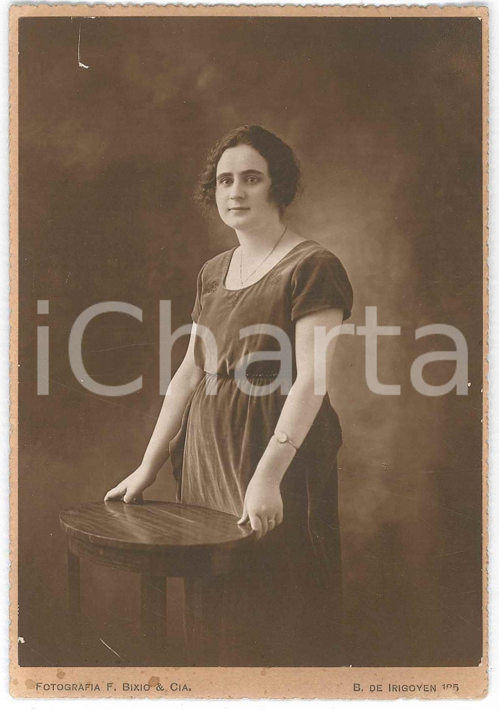 1920 ca BUENOS AIRES (ARGENTINA) Donna in abito di velluto - Foto F. BIXIO Fotografia originale d'epoca, in formato cartolina postale, montata su cartoncino.FOTOGRAFO: F. Bixio &amp; Cia - B. De Irigoyen 125, Buenos Aires GOOD/buono minime macchie e abrasioni al verso  originale e autentica 1