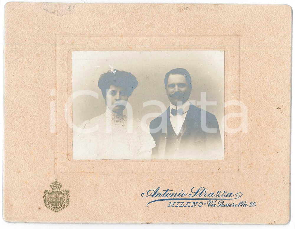 1900 ca MILANO Ritratto di una coppia di sposi *Foto Antonio STRAZZA 17x13 Fotografia d'epoca, montata su cartoncino rigido.FORMATO: 17x13 cmFOTOGRAFO: Antonio Strazza - Milano, via Passarella 20 FAIR/discreto piccole abrasioni Formato: 17x13 cm originale e autentica 1
