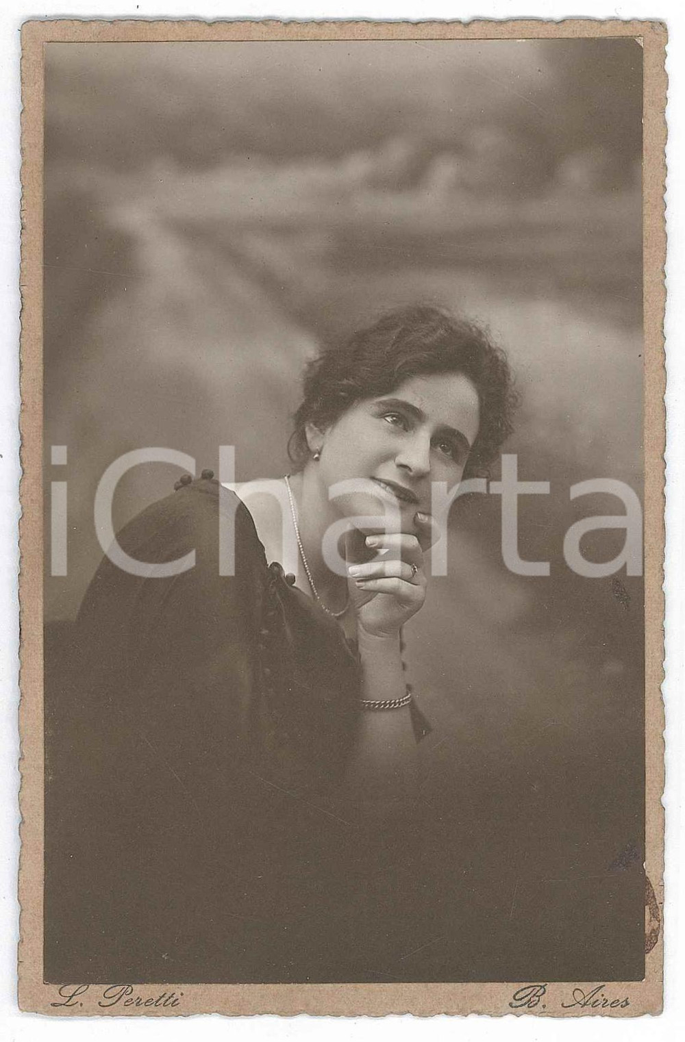 1919 BUENOS AIRES (ARGENTINA) Giovane emigrata italiana - Foto L. PERETTI  Fotografia d'epoca, montata su cartoncino, con dedica al verso firmata "Maria Rosa".   FAIR/discreto piegatura angolare Formato: 10x15 cm originale e autentica 1