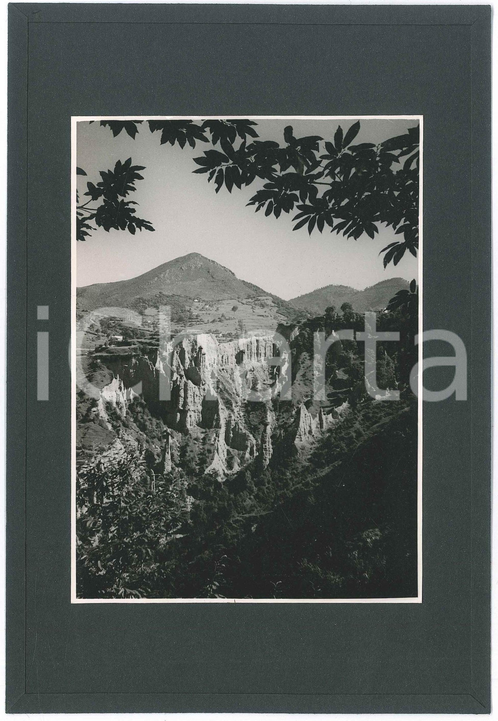 1948 LAGO D'ISEO - Val BAGNADORE - Piramidi di erosione (2) Foto 16x23cm  Fotografia d'epoca, montata su cartoncino morbido rivestito.Didascalia manoscritta al verso. GOOD/buono  Formato: 16x23 cm originale e autentica 1