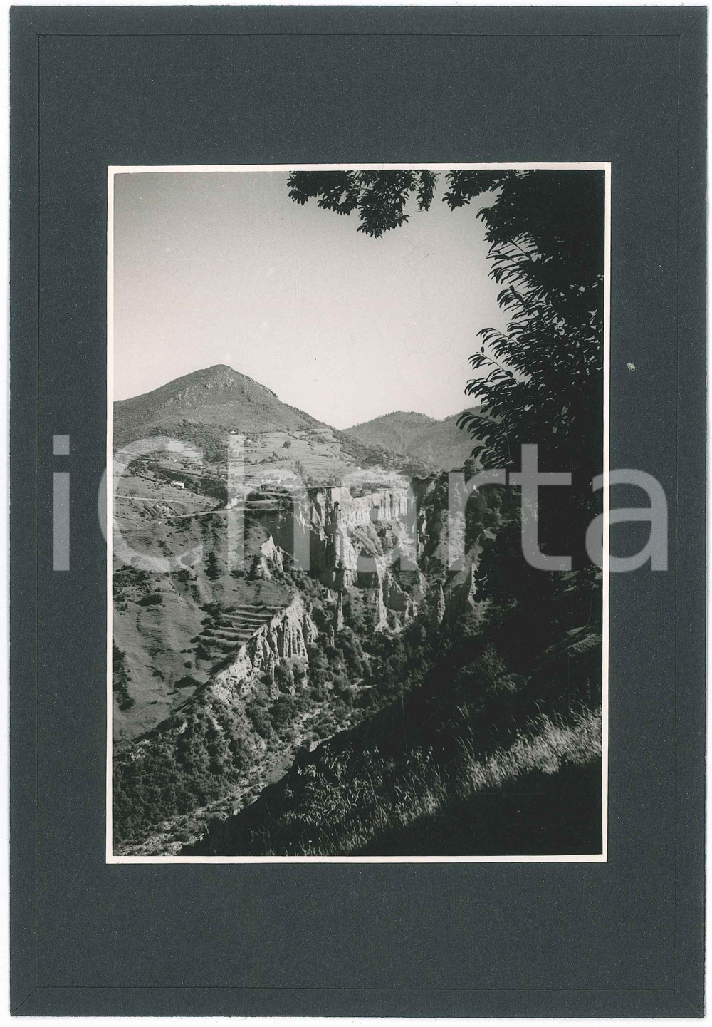 1948 LAGO D'ISEO - Val BAGNADORE - Piramidi di erosione - Foto 16x23cm  Fotografia d'epoca, montata su cartoncino morbido rivestito.Didascalia manoscritta al verso. GOOD/buono  Formato: 16x23 cm originale e autentica 1