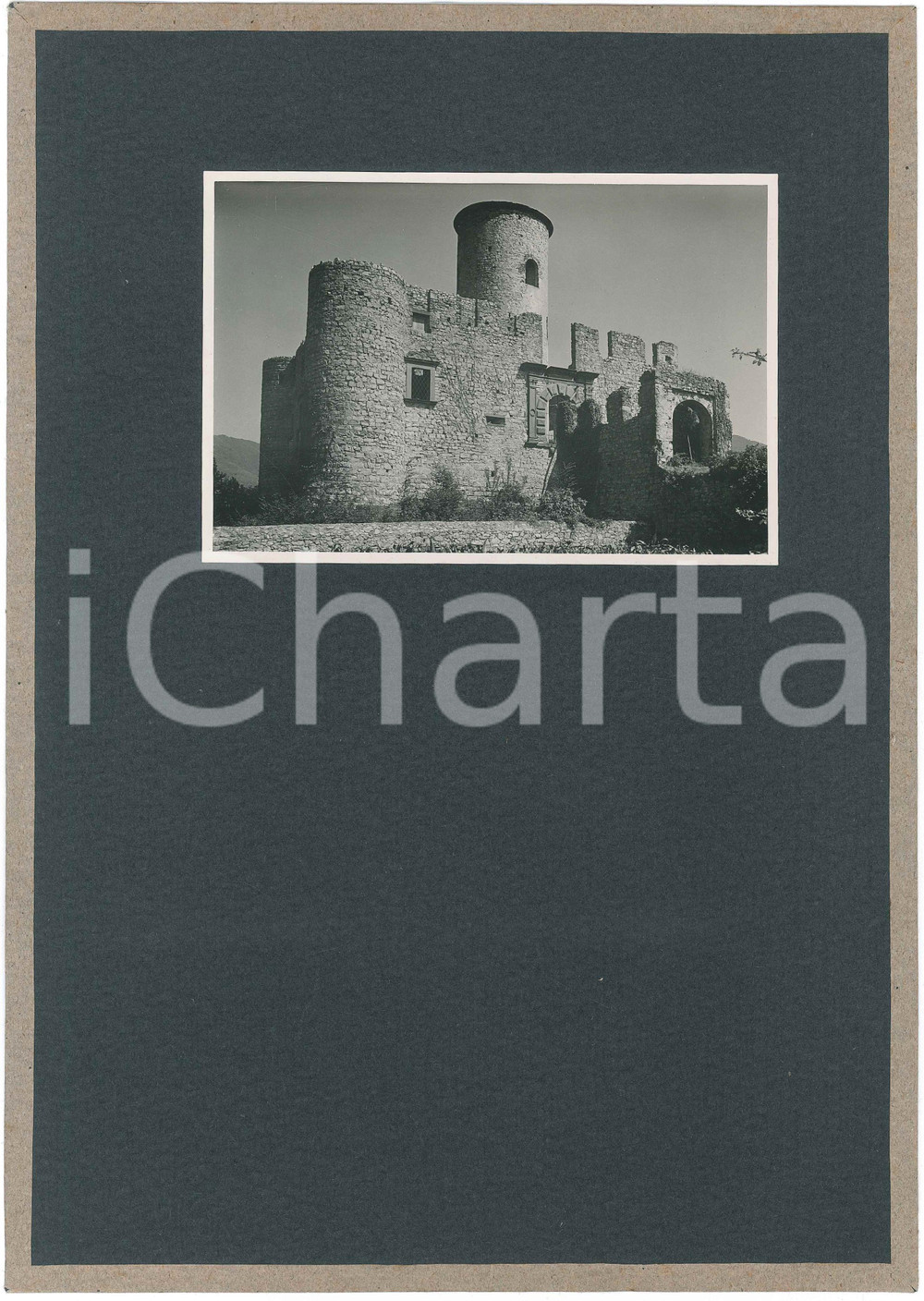 1935 LAGO D'ISEO - MONTISOLA - La Rocca - Fotografia ANIMATA  Fotografia d'epoca, montata su cartoncino morbido rivestito.Didascalia dattiloscritta ed etichetta adesiva al verso. GOOD/buono  Formato: 15x10 cm (foto); 23x32 cm (cartoncino) originale e autentica 1