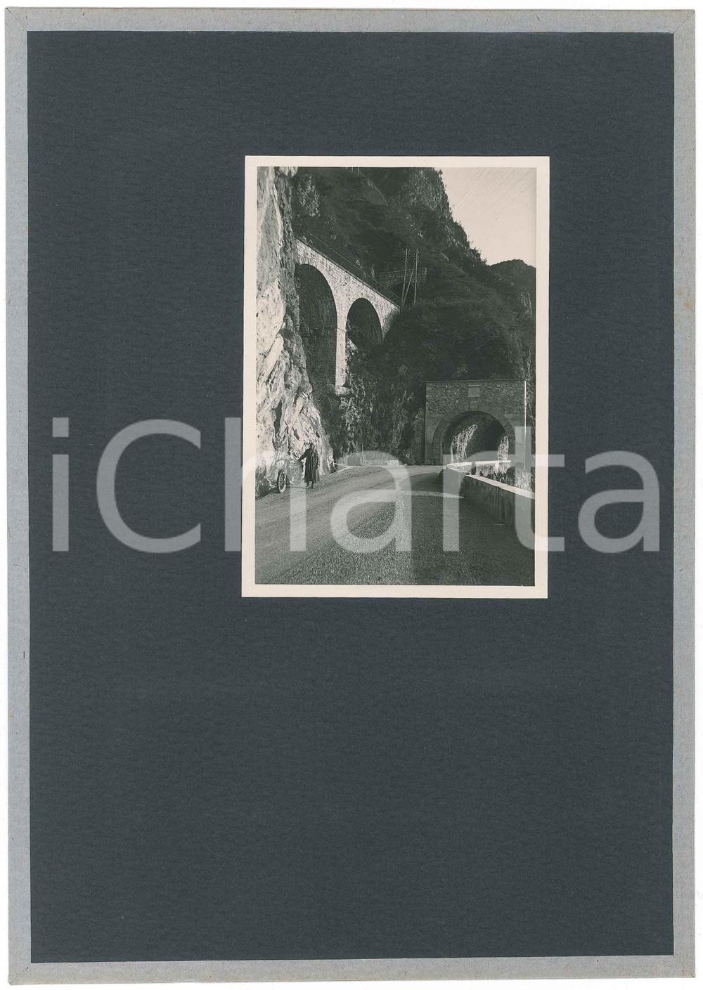 1934 LAGO D'ISEO - Strada VELLO-PISOGNE - Veduta - Fotografia  Fotografia d'epoca, montata su cartoncino morbido rivestito.Didascalia dattiloscritta ed etichetta adesiva al verso. GOOD/buono  Formato: 10x15 cm (foto); 23x32 cm (cartoncino) originale e autentica 1