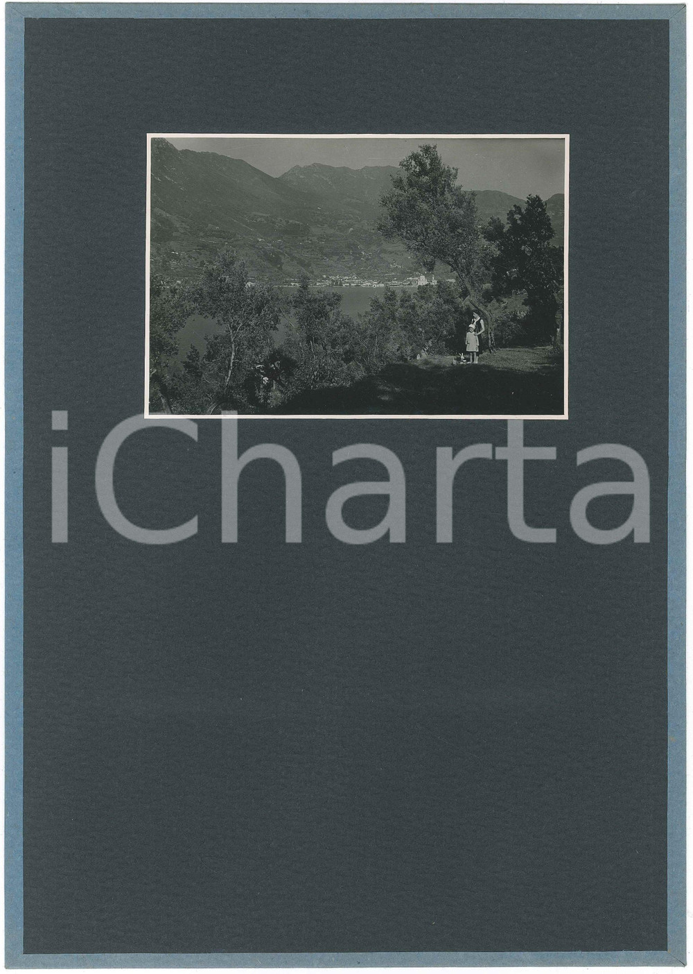 1935 LAGO D'ISEO - SALE MARASINO - Veduta - Fotografia  Fotografia d'epoca, montata su cartoncino morbido rivestito.Didascalia dattiloscritta ed etichetta adesiva al verso. GOOD/buono  Formato: 14x10 cm (foto); 34x23 cm (cartoncino) originale e autentica 1