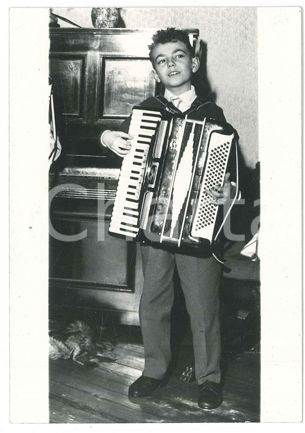1970 ca MILANO Bambino suona la fisarmonica - Foto 11x15 cm Fotografia d'epoca.FOTOGRAFO: GIEMME - Germoglio Mario - Milano GOOD/buono  Formato: 11x15 cm originale e autentica 1