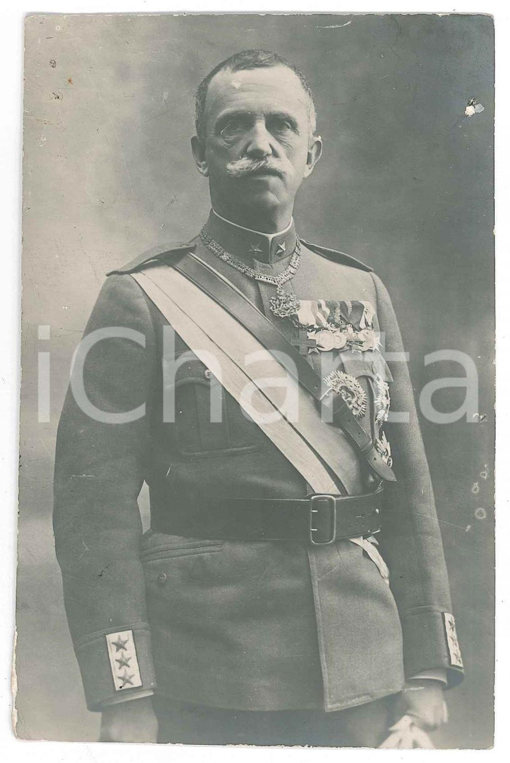 1920 ca ITALIA - CASA SAVOIA - Re Vittorio Emanuele III - Fotocartolina 9x14 cm Fotografia seriale d'epoca, in formato cartolina postale. FAIR/discreto piccoli fori di affissione Formato: 9x14 cm originale e autentica 1