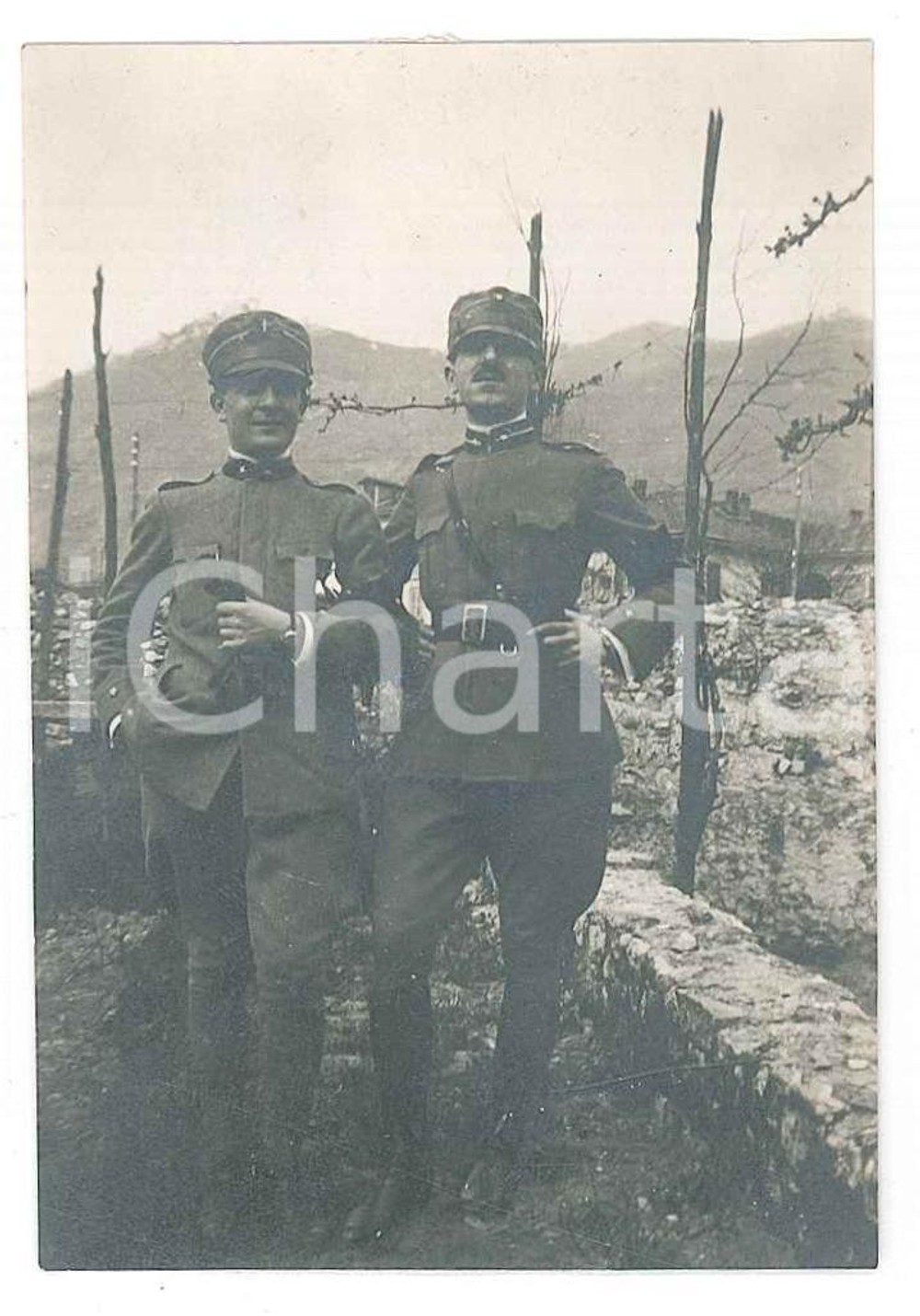 1915 ca WW1 ITALIA - ZONA DI GUERRA - Due soldati di fanteria - Foto 6x8 cm Fotografia originale d'epoca. GOOD/buono ma residui cartacei al verso Formato: 6x8 cm originale e autentica 1