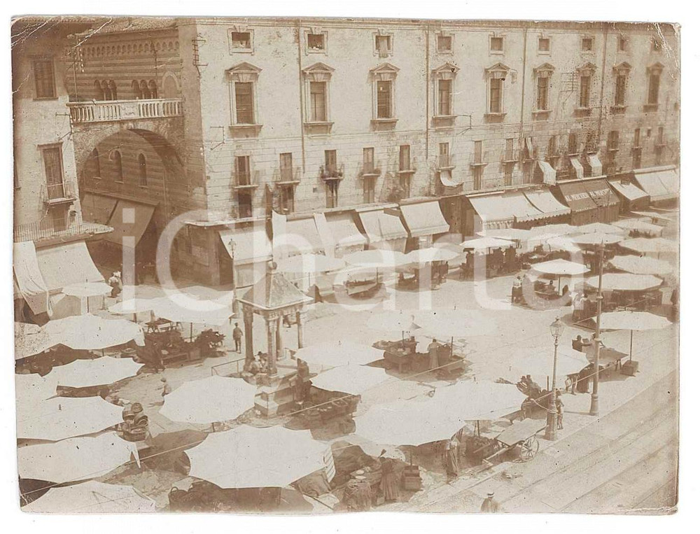 1910 ca VERONA - Piazza delle Erbe - Veduta - Foto 11x8 cm Fotografia originale d'epoca. FAIR/discreto lievi piegature Formato: 11x8 cm originale e autentica 1