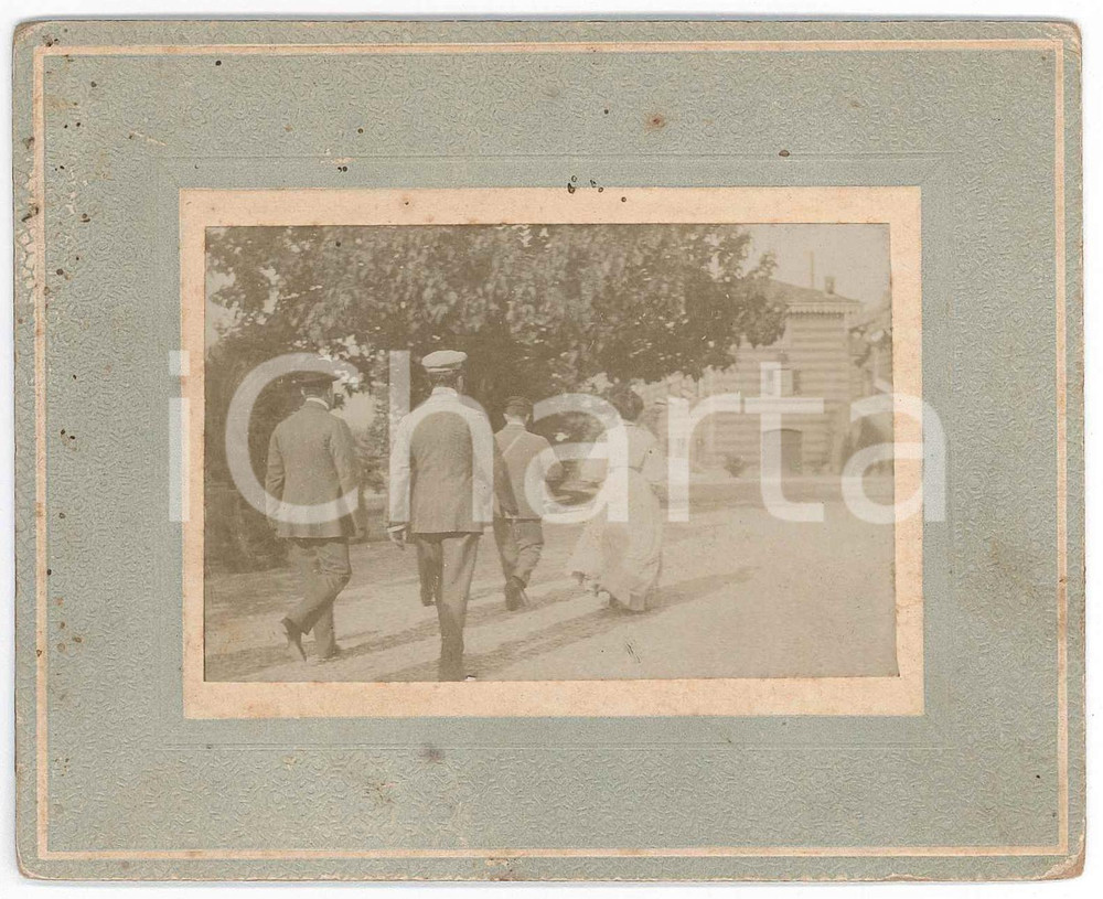 1910 ca PIEMONTE Gruppo a passeggio in un parco - Foto VINTAGE 13x10 cm  Fotografia originale d'epoca, montata su cartoncino rigido. GOOD/buono lievi fioriture Formato: 13x10 cm originale e autentica 1