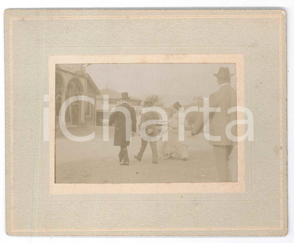 1910 ca PIEMONTE Gruppo a passeggio in una dimora di campagna - Foto 13x10 cm  Fotografia originale d'epoca, montata su cartoncino rigido. GOOD/buono lievi fioriture Formato: 13x10 cm originale e autentica 1