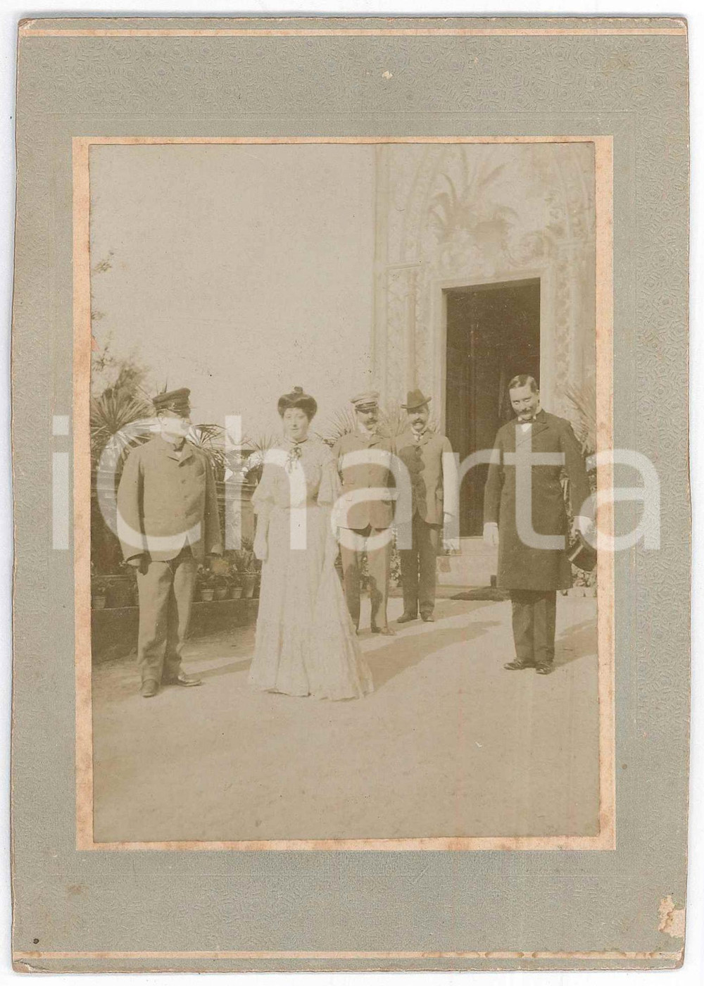1910 ca PIEMONTE - Nobiltà - Ritratto di gruppo in terrazza - Foto 11x16 cm  Fotografia originale d'epoca, montata su cartoncino rigido. FAIR/discreto lievi abrasioni marginali Formato: 11x16 cm originale e autentica 1